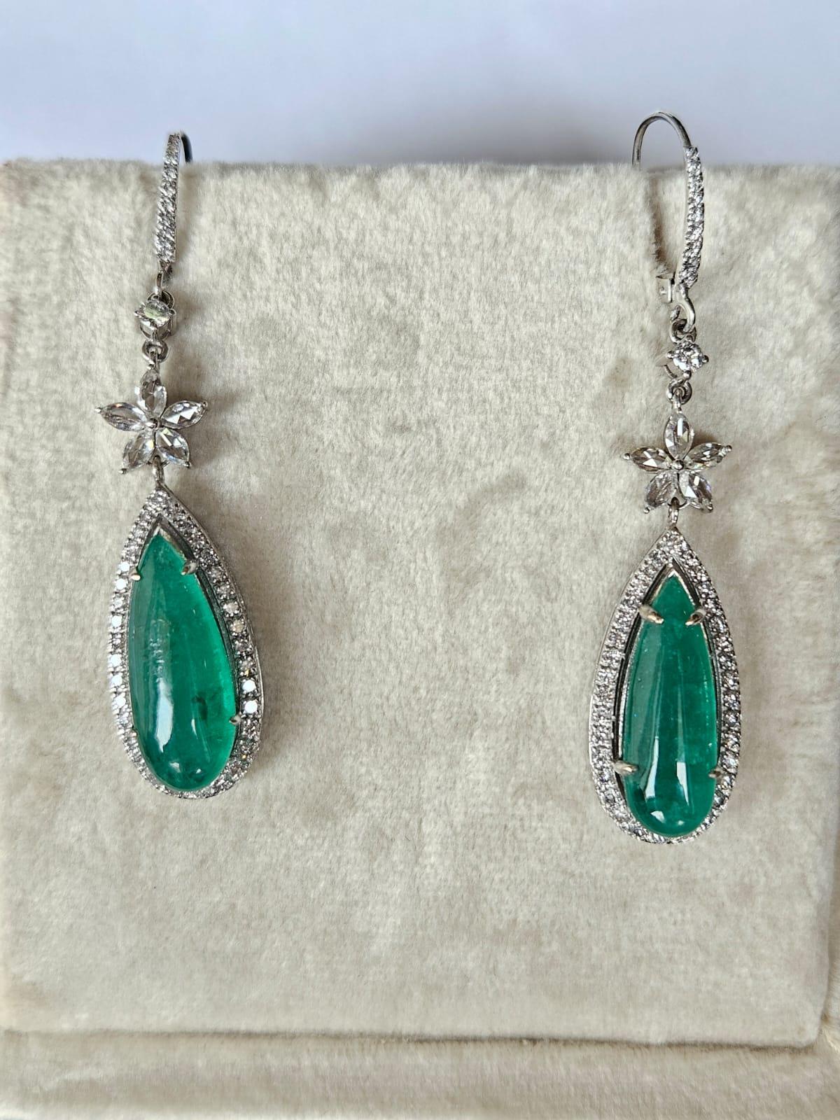 12,57 carats,  Boucles d'oreilles chandelier en émeraudes de Zambie et diamants taillés en rose Neuf - En vente à Hong Kong, HK