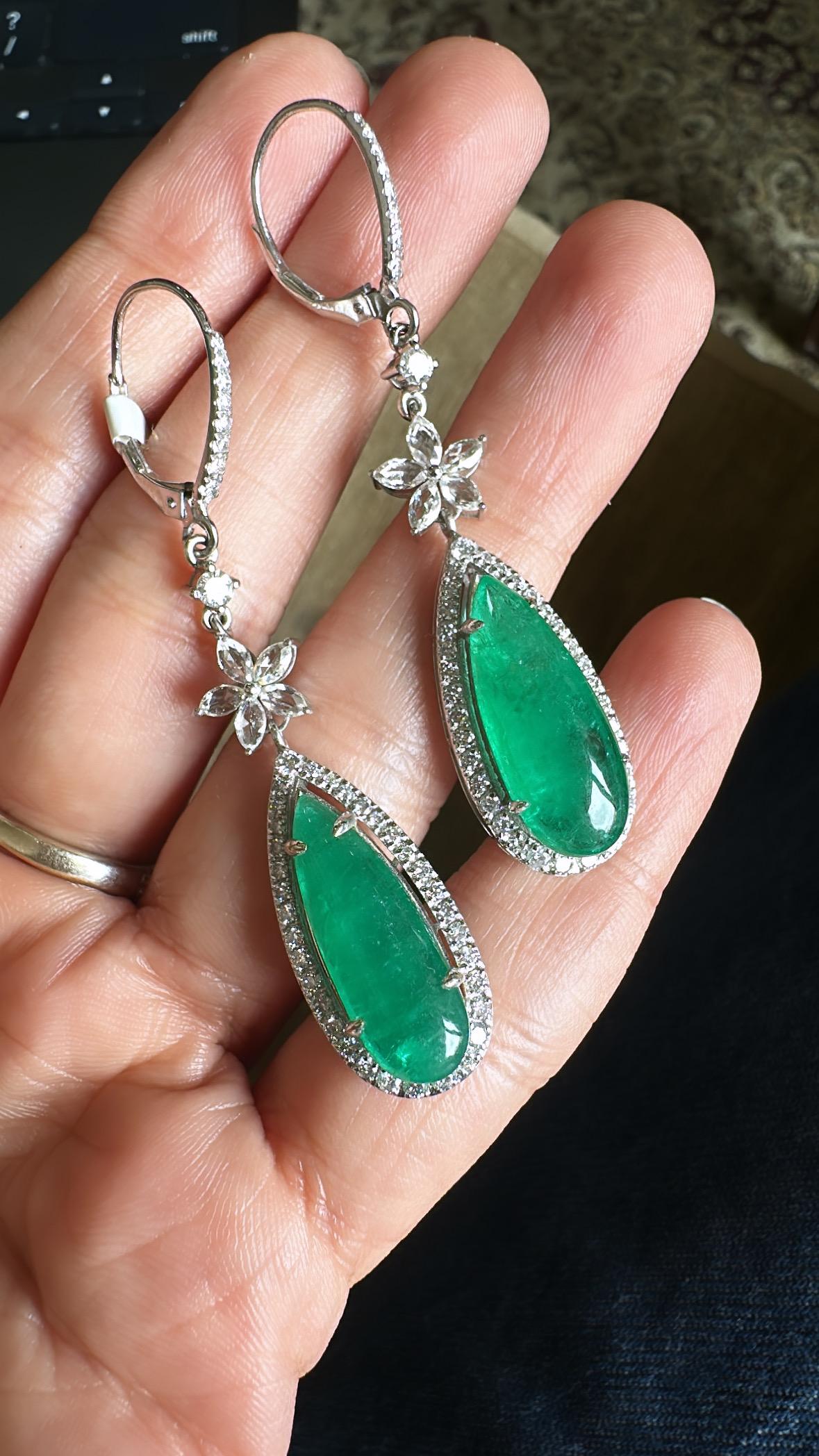 12,57 carats,  Boucles d'oreilles chandelier en émeraudes de Zambie et diamants taillés en rose Unisexe en vente