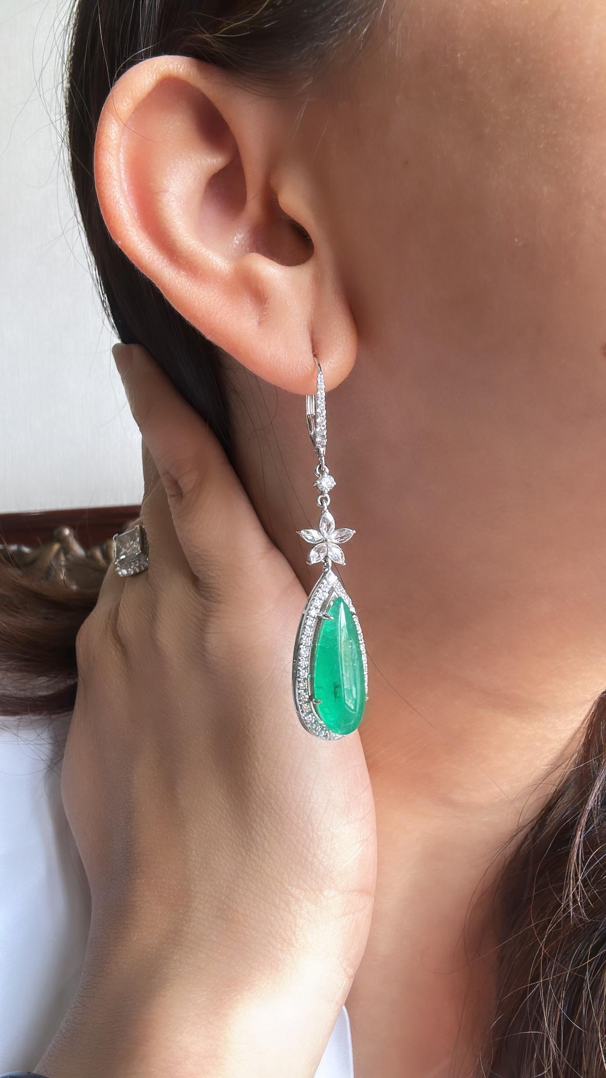 12,57 carats,  Boucles d'oreilles chandelier en émeraudes de Zambie et diamants taillés en rose en vente 1