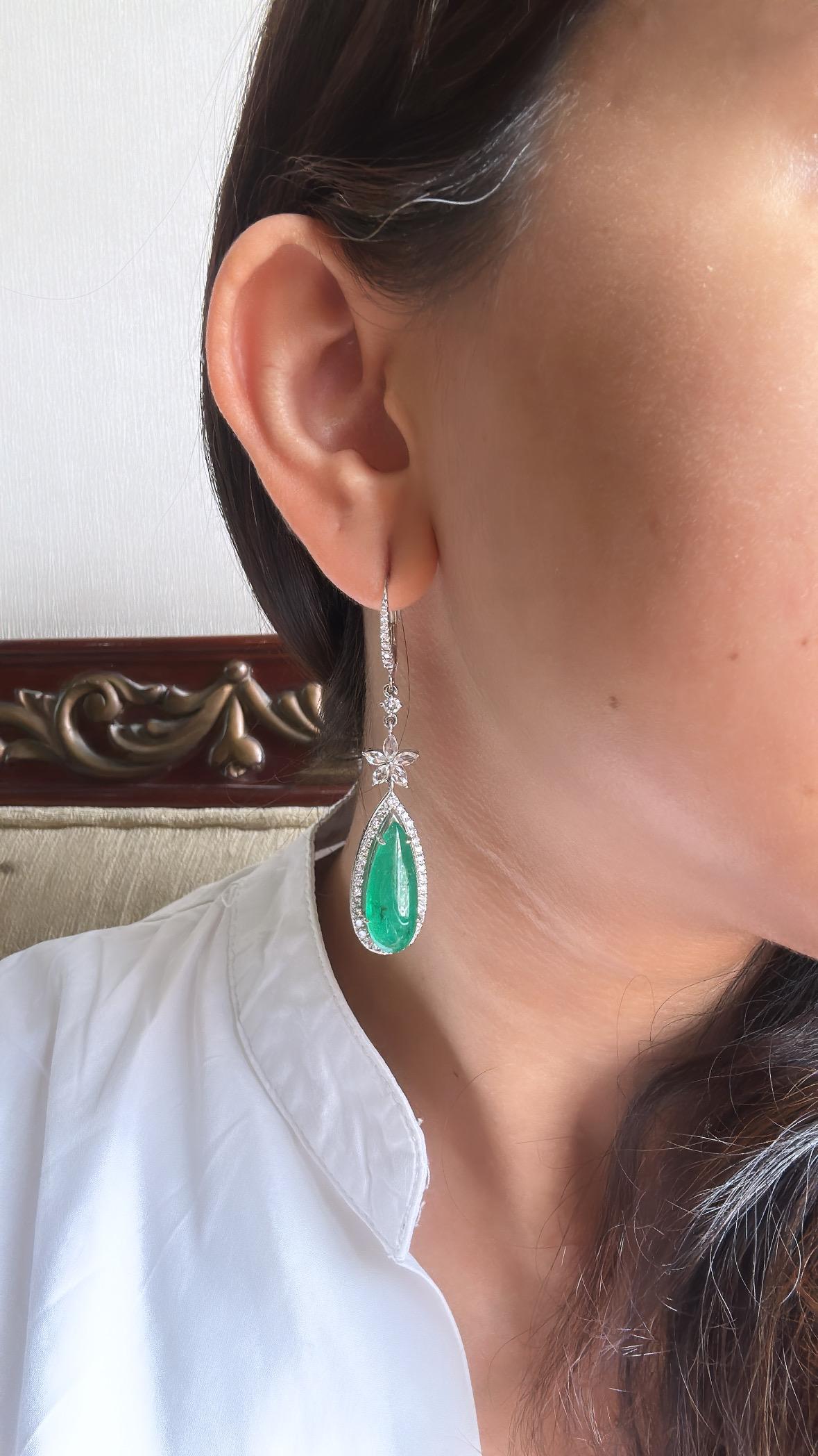 12,57 carats,  Boucles d'oreilles chandelier en émeraudes de Zambie et diamants taillés en rose en vente 3
