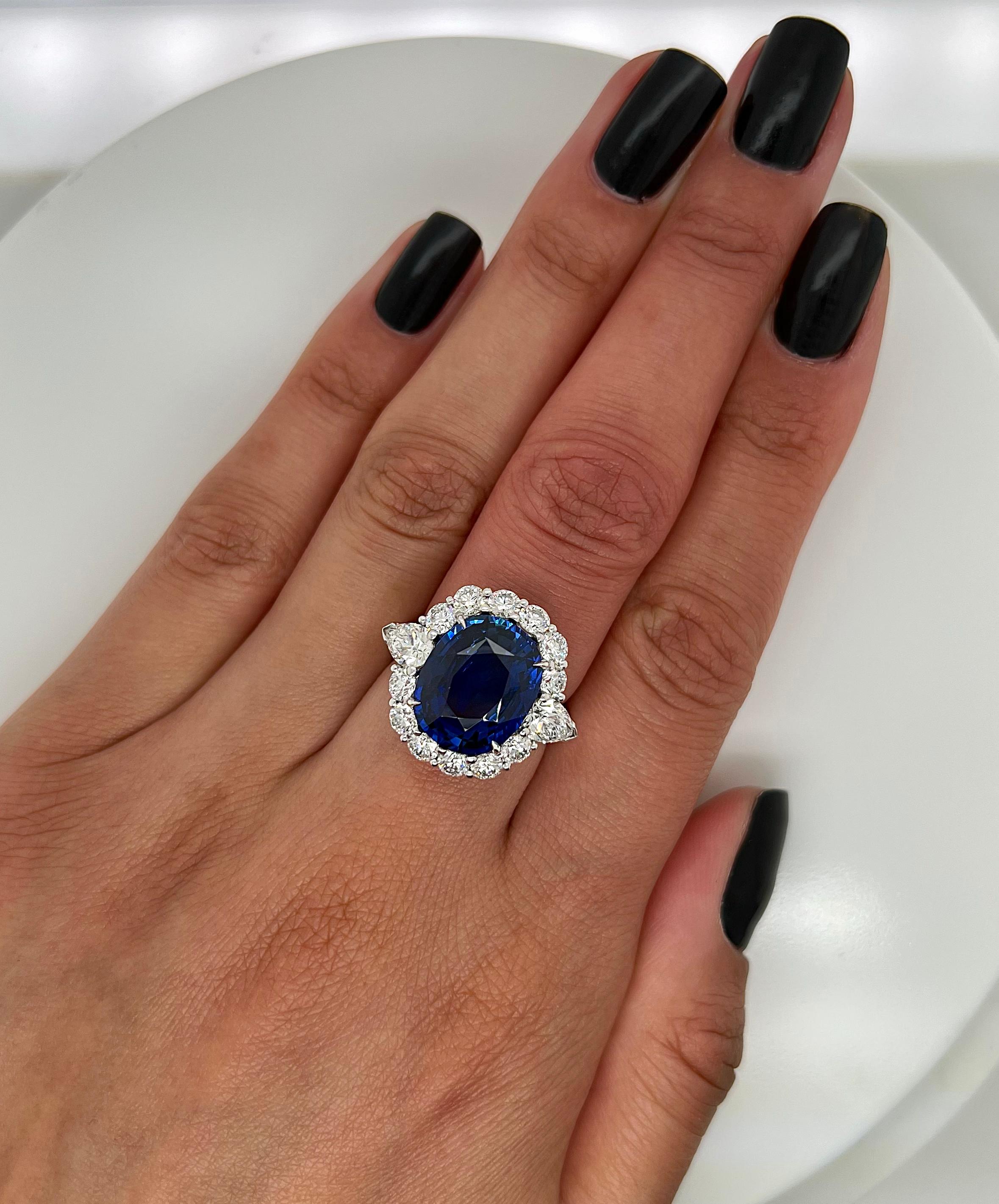 12,59 Quilates Totales Zafiro y Diamante Halo Anillo de Compromiso Femenino Estilo Vintage en Nuevo estado para la venta en New York, NY