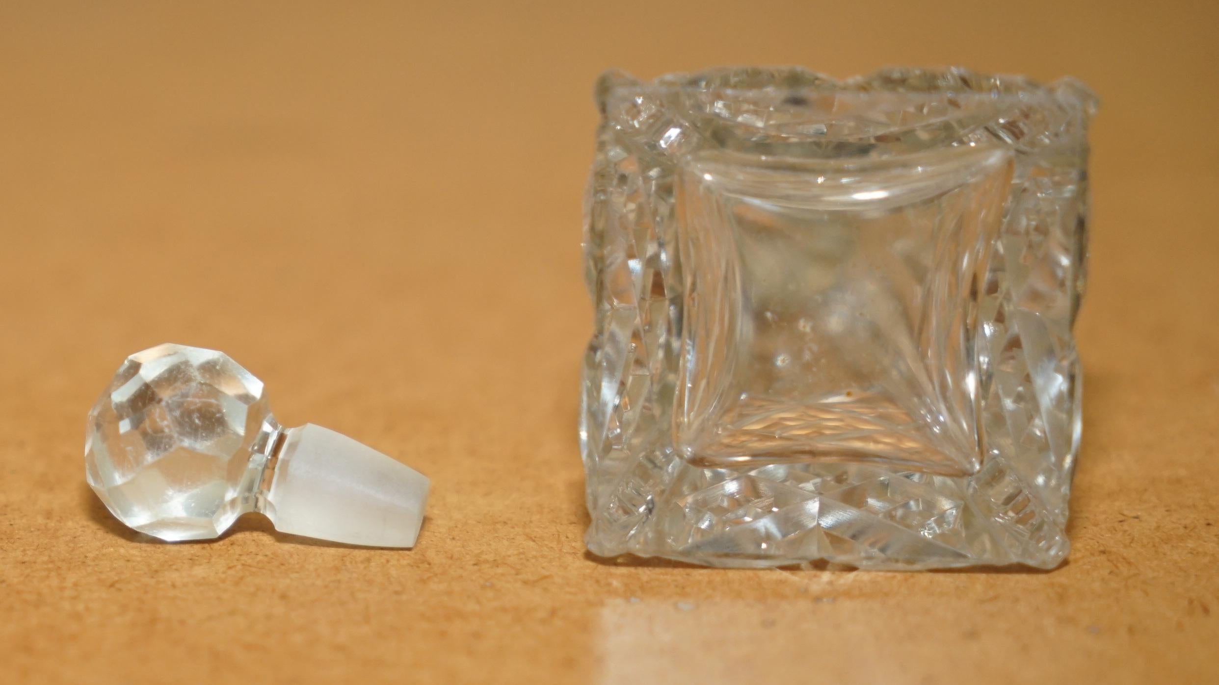 frasco de perfume antiguo de 1913 de 12,5 cm de altura, vidrio tallado, cristal esmerilado, plata en venta 2