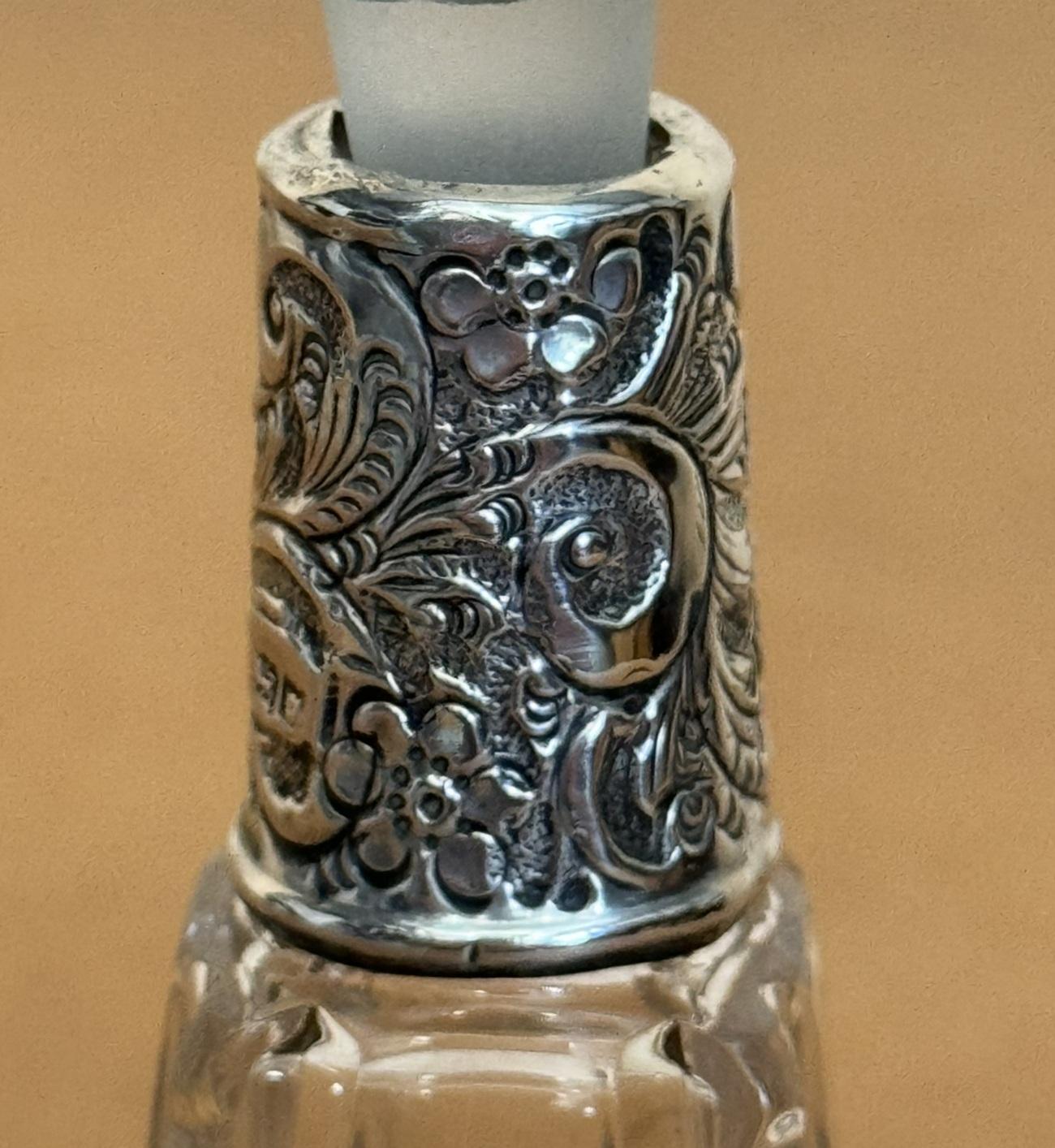frasco de perfume antiguo de 1913 de 12,5 cm de altura, vidrio tallado, cristal esmerilado, plata en venta 4