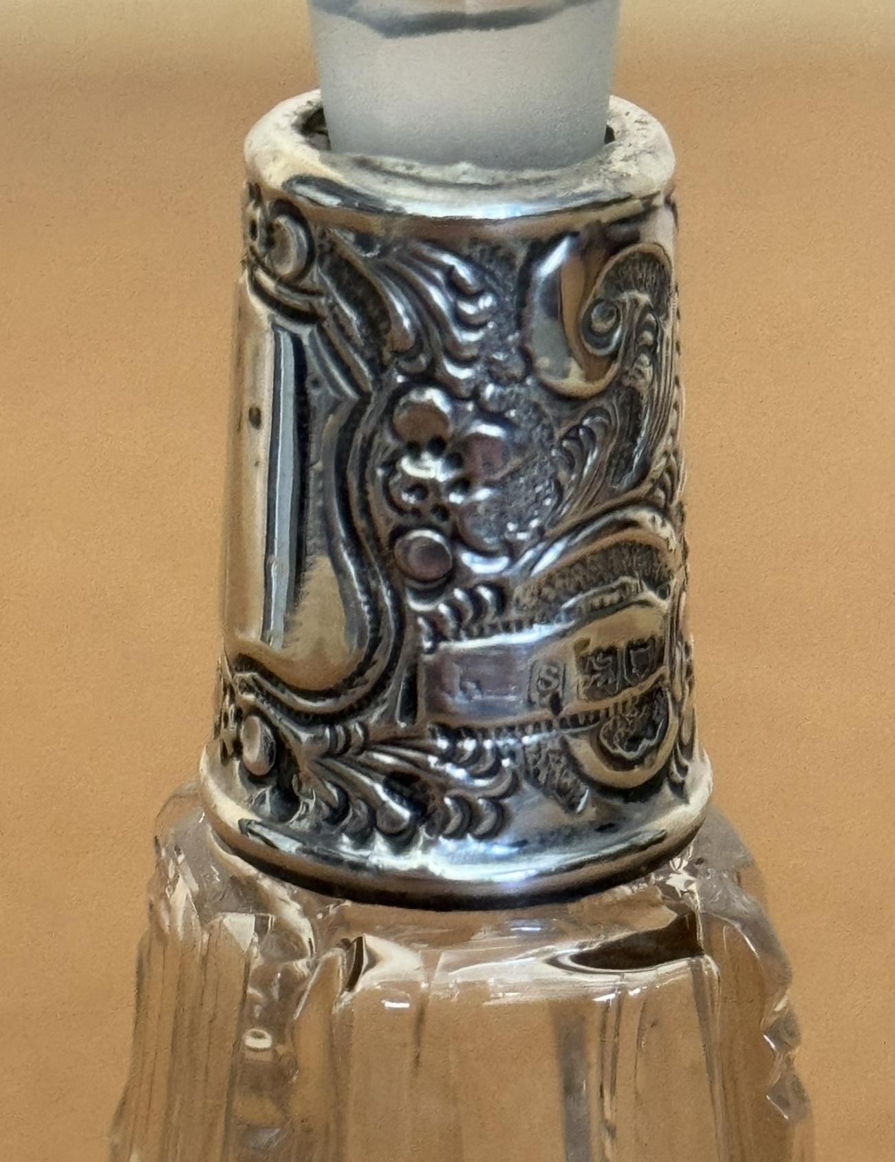 
Antigüedades de la Casa Real

Royal House Antiques se complace en ofrecer a la venta este frasco de Perfume de Cristal Antiguo de 1913 de tamaño mediano

El cuerpo principal y el tapón son de cristal fuertemente tallado, la montura tiene un sello