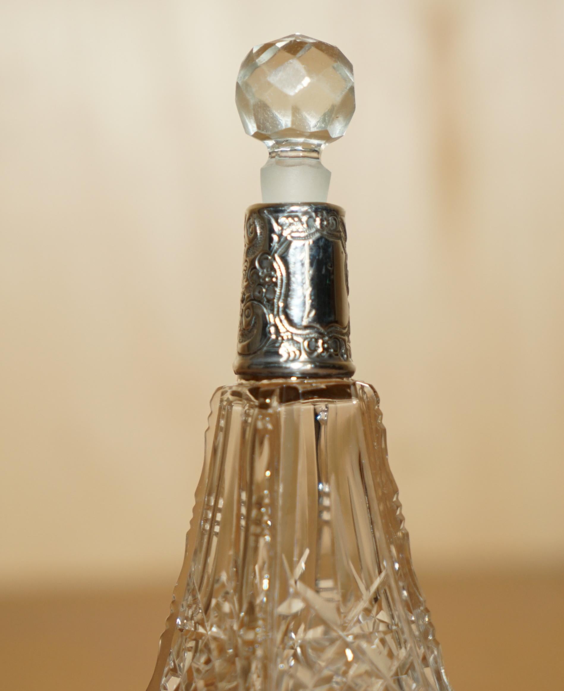 frasco de perfume antiguo de 1913 de 12,5 cm de altura, vidrio tallado, cristal esmerilado, plata Eduardiano en venta