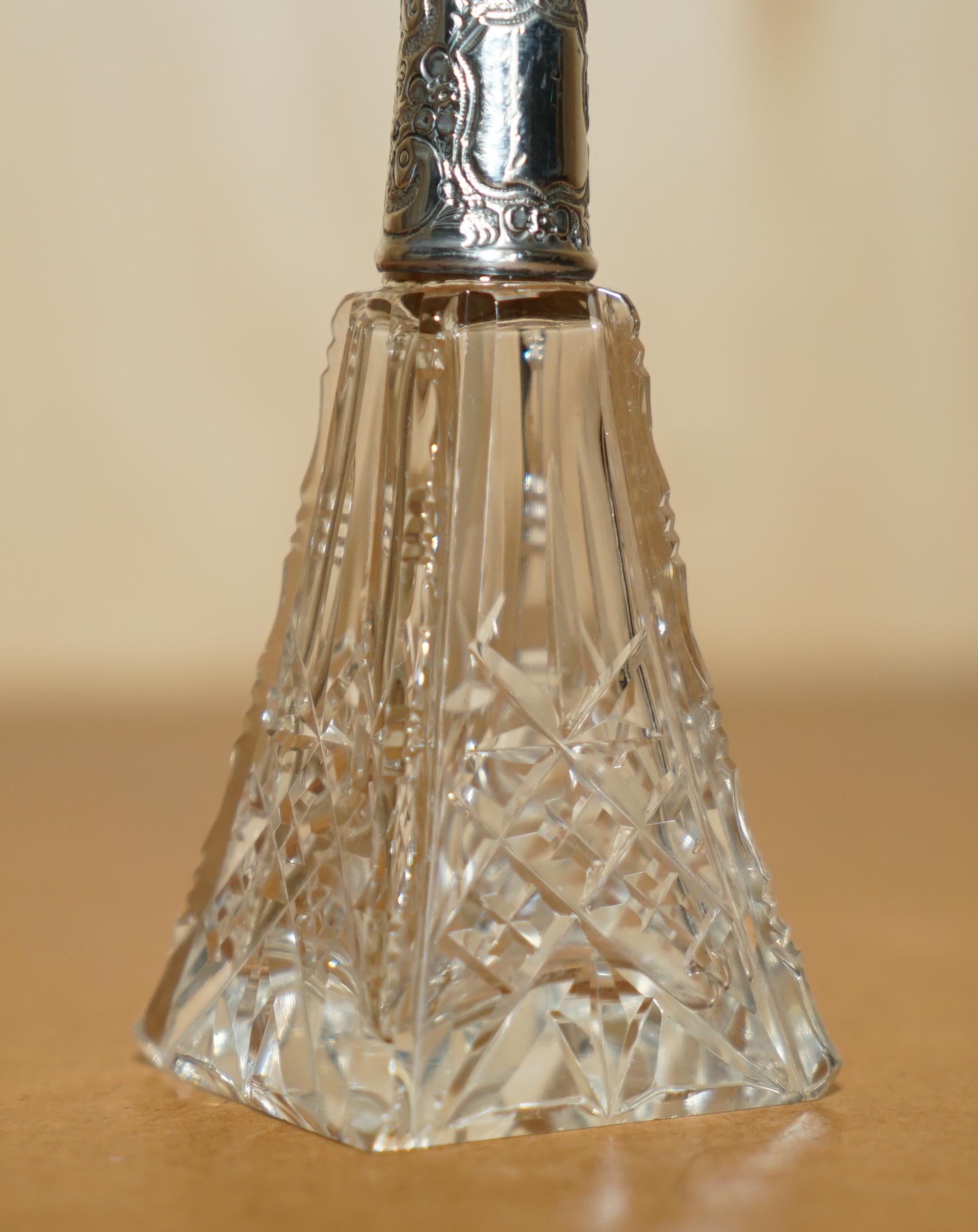 frasco de perfume antiguo de 1913 de 12,5 cm de altura, vidrio tallado, cristal esmerilado, plata Inglés en venta