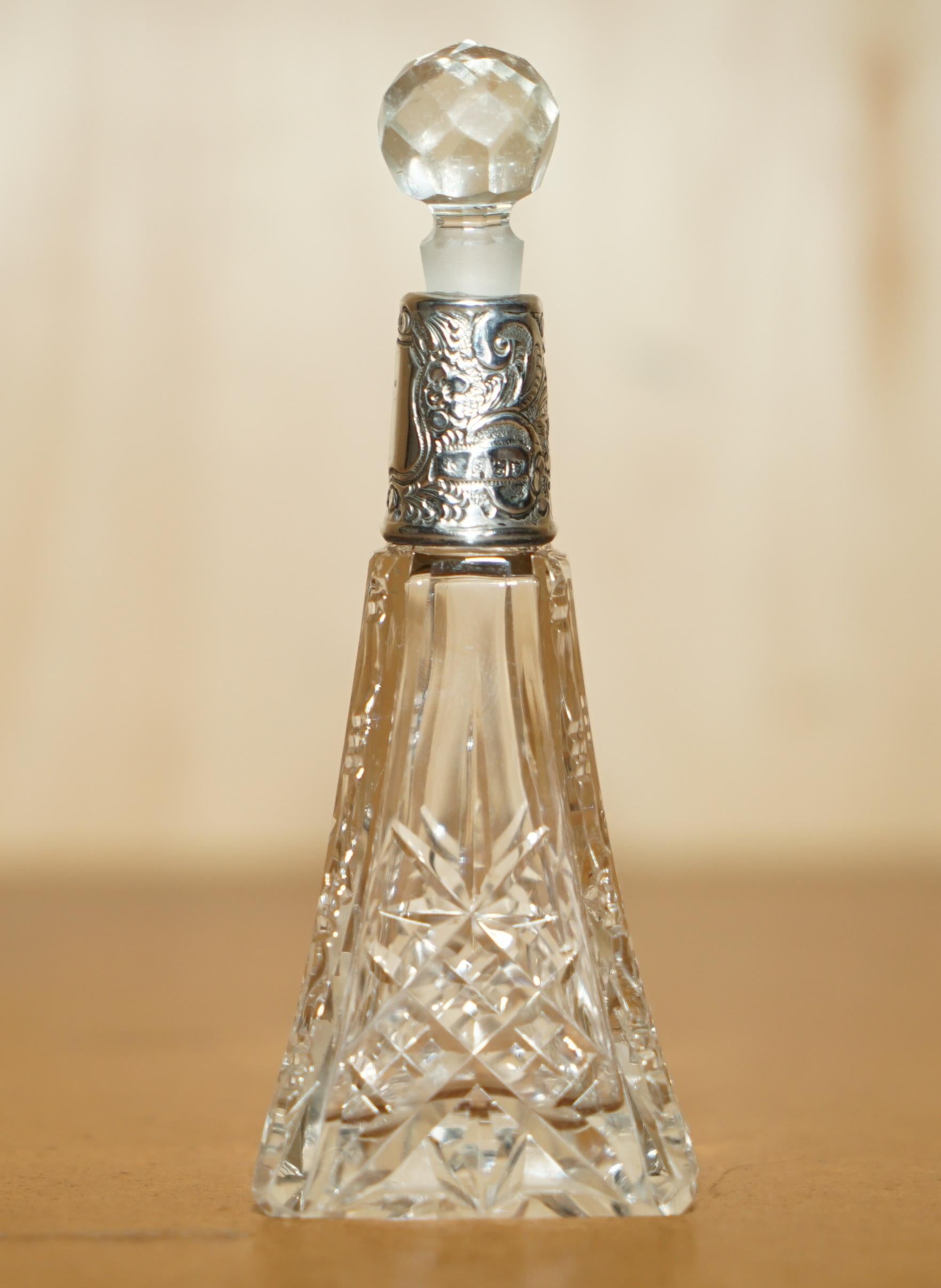 frasco de perfume antiguo de 1913 de 12,5 cm de altura, vidrio tallado, cristal esmerilado, plata Hecho a mano en venta