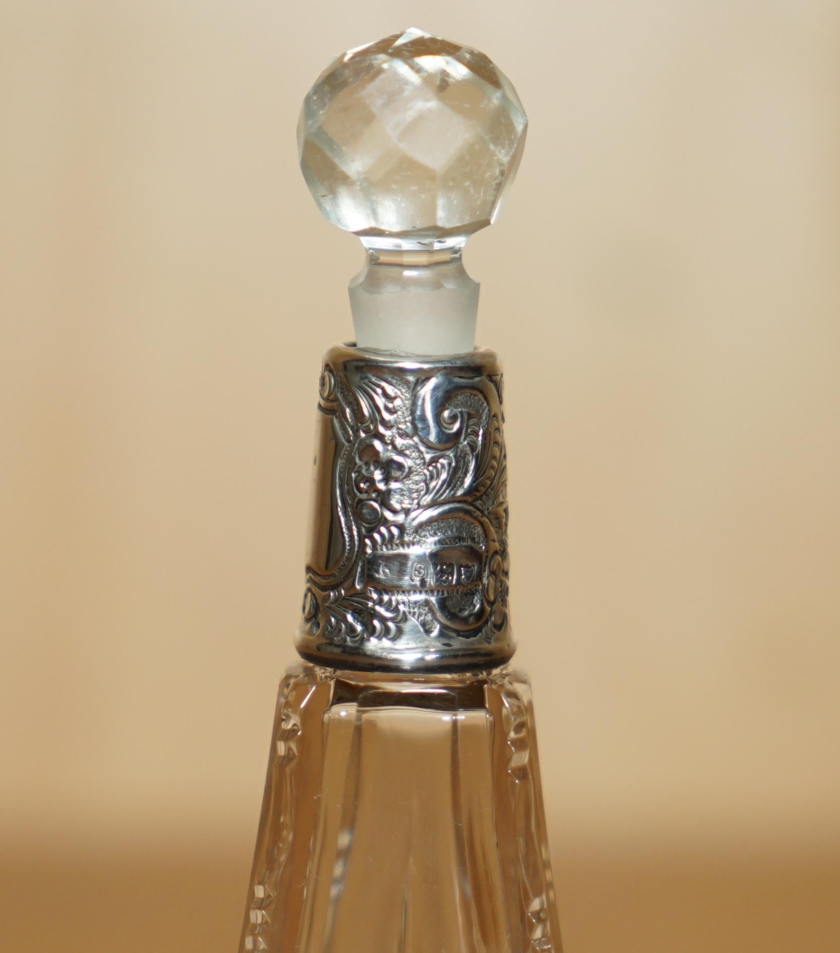 frasco de perfume antiguo de 1913 de 12,5 cm de altura, vidrio tallado, cristal esmerilado, plata en Bueno estado para la venta en West Sussex, Pulborough