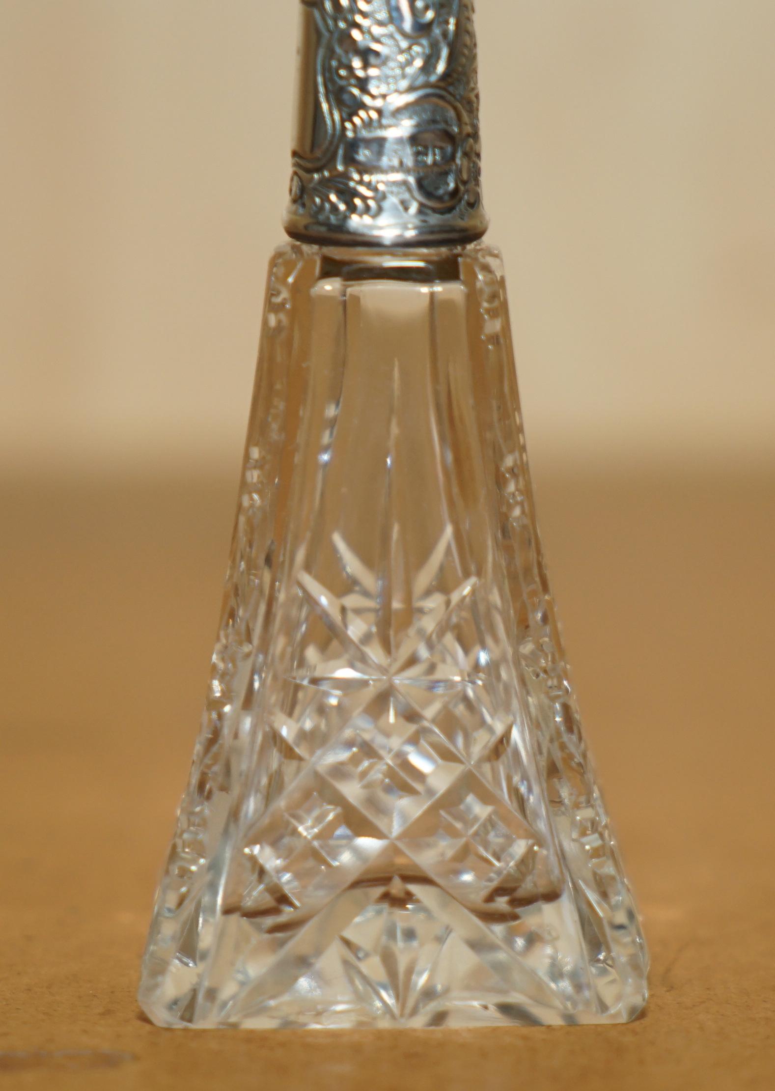 frasco de perfume antiguo de 1913 de 12,5 cm de altura, vidrio tallado, cristal esmerilado, plata principios del siglo XX en venta