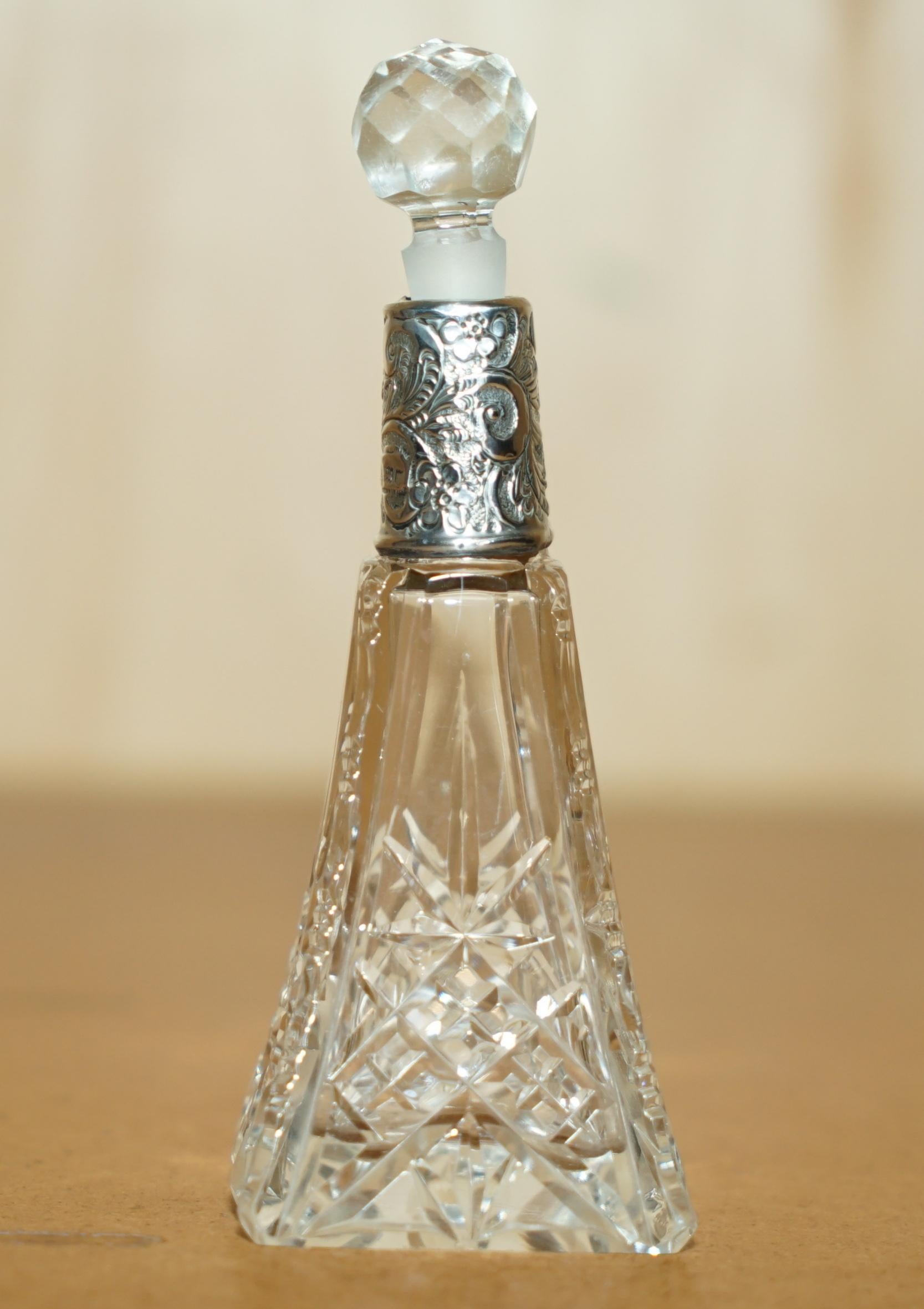 frasco de perfume antiguo de 1913 de 12,5 cm de altura, vidrio tallado, cristal esmerilado, plata Plata esterlina en venta