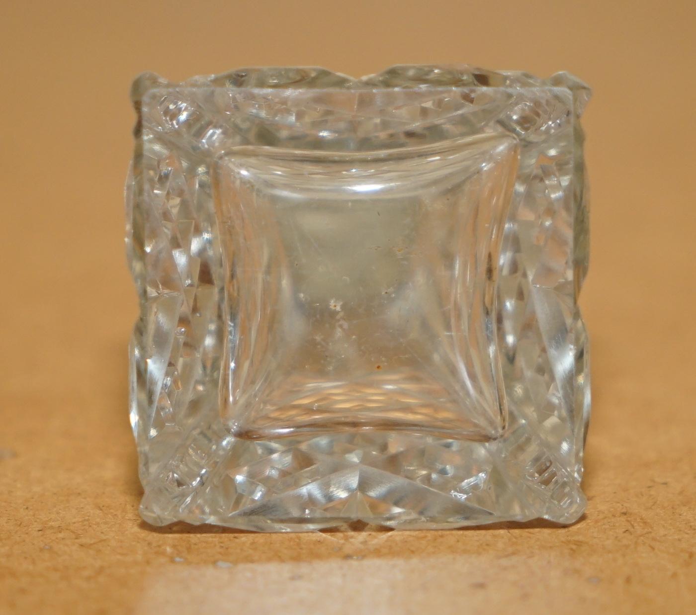 frasco de perfume antiguo de 1913 de 12,5 cm de altura, vidrio tallado, cristal esmerilado, plata en venta 1