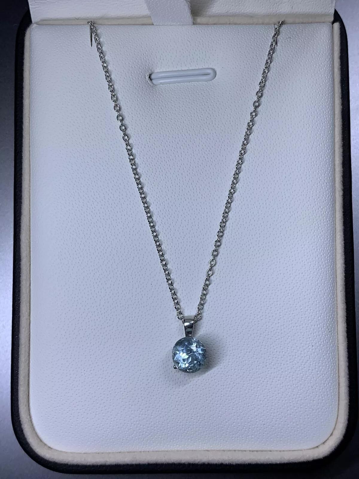 1.25ct Aquamarine pendant in 18ct white gold.