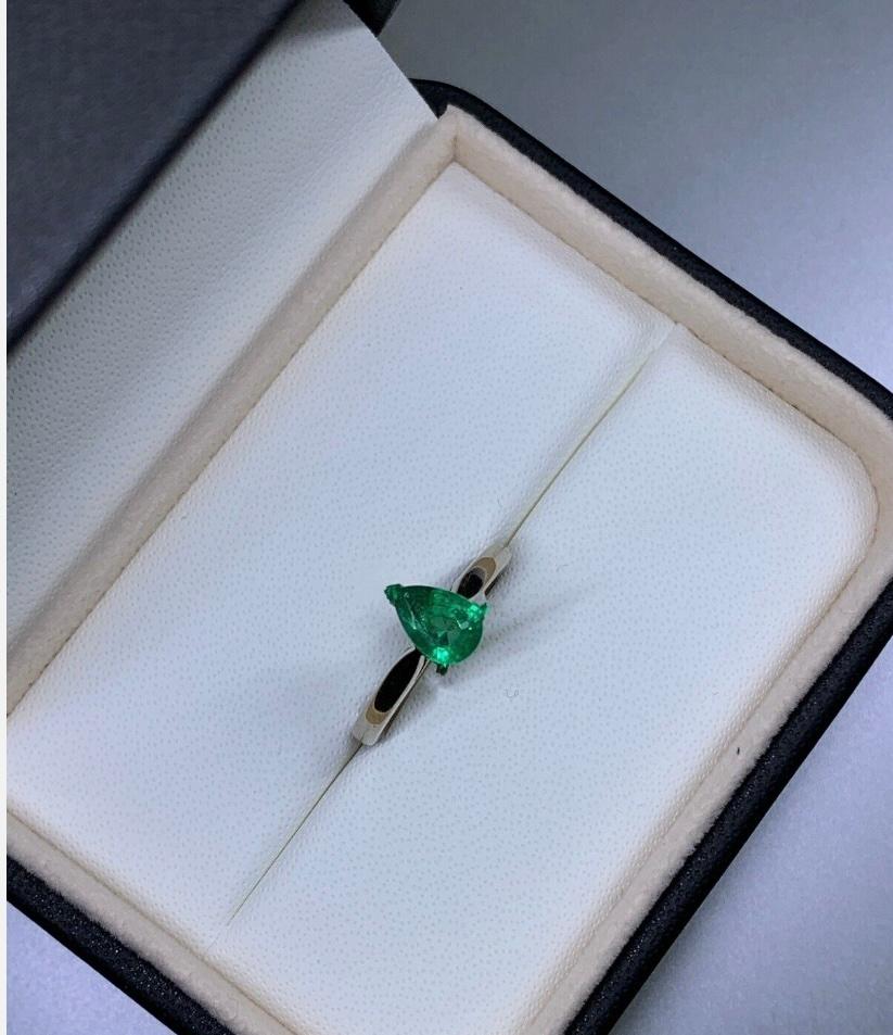 1.25ct Colombian Emerald Pear Shape Solitaire Engagement Ring In 18ct White Gold
This stunning engagement ring features a magnificent 1.25ct pear-shaped Colombian emerald set in an exquisite 18ct white gold band. The solitaire setting style adds to