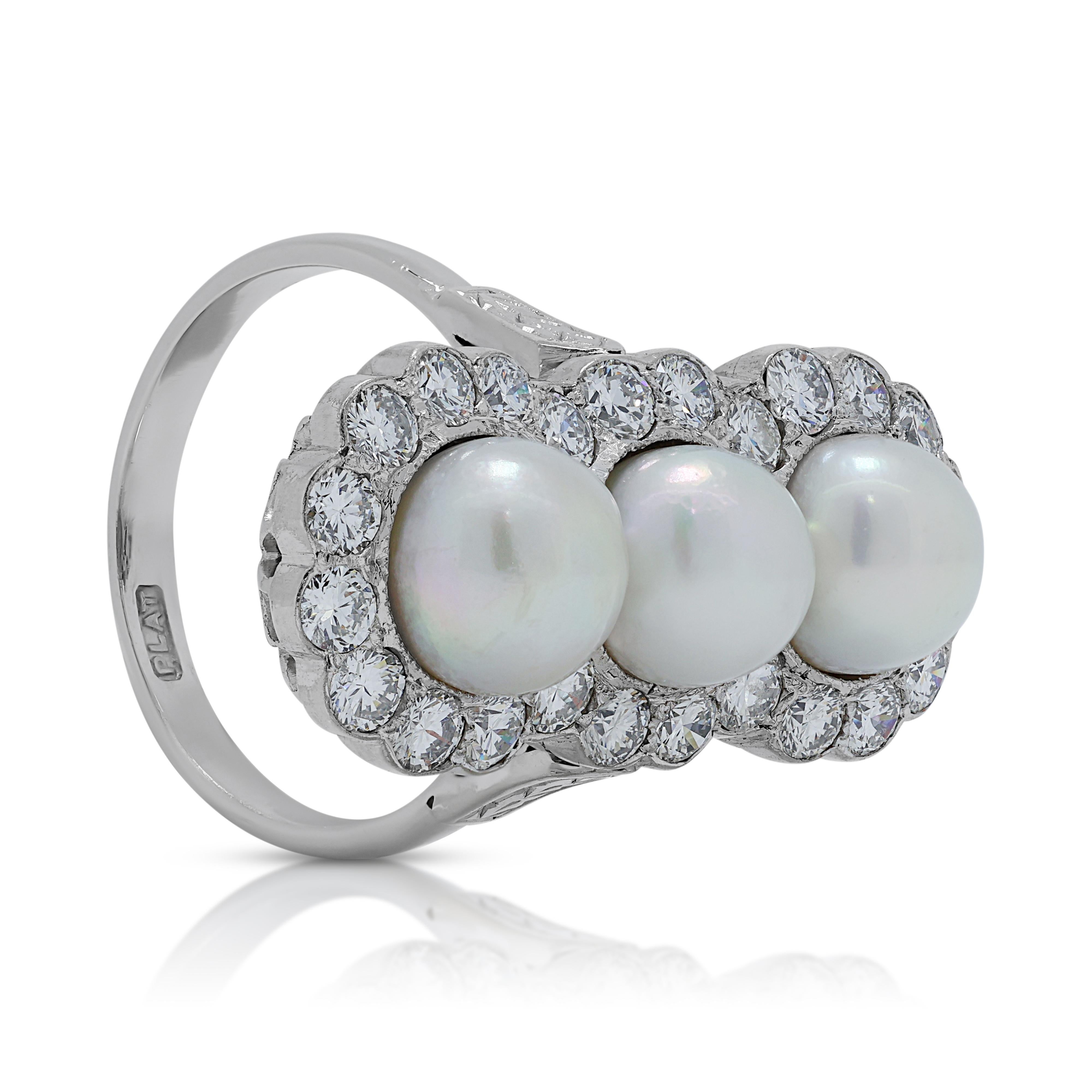 1.25ct Diamonds Ring with Pearls Set in Platinum In Excellent Condition For Sale In רמת גן, IL