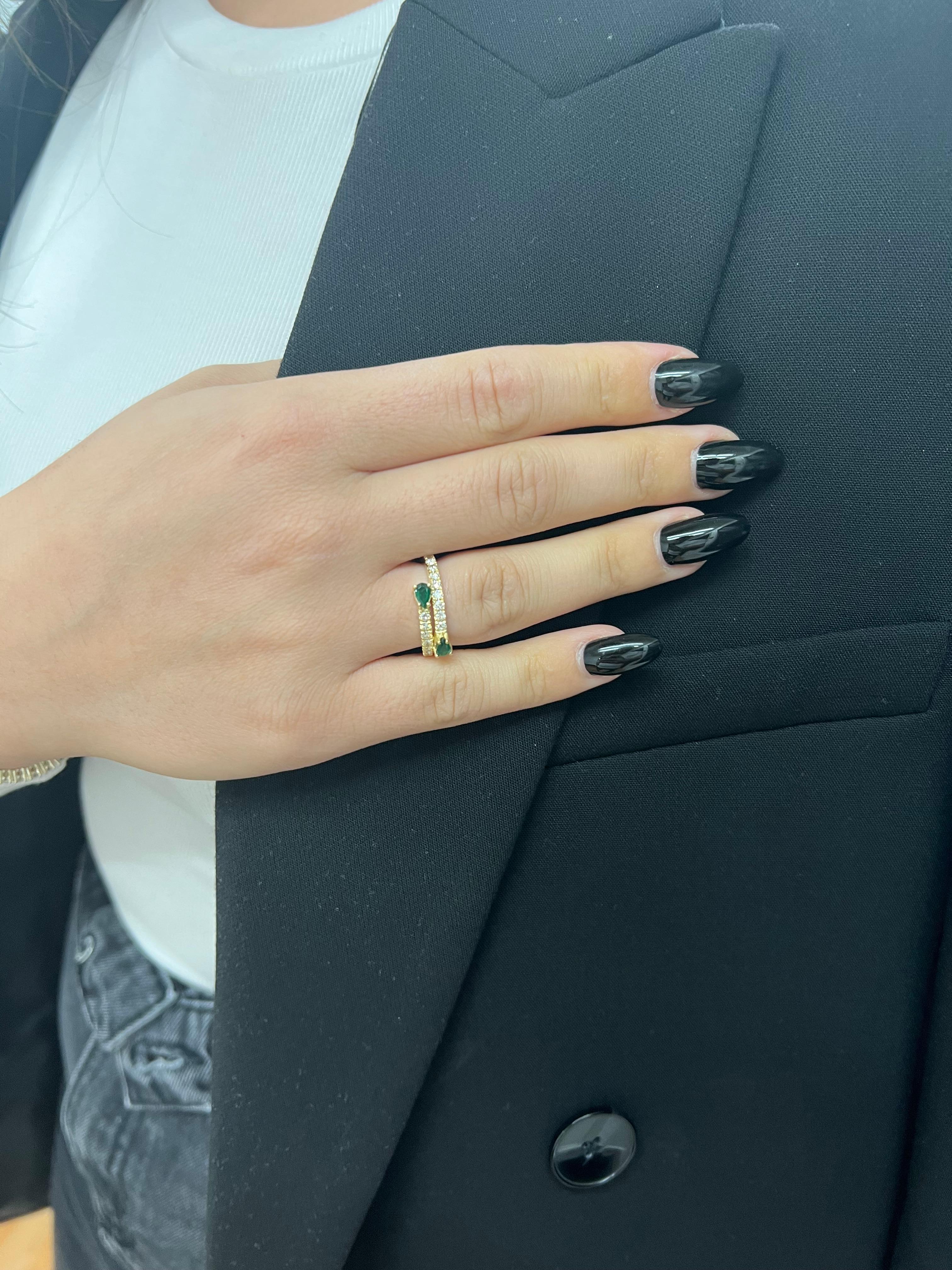 Uno splendido smeraldo a forma di pera che è stato selezionato a mano per il suo colore verde intenso e la sua bellezza naturale. È circondato da diamanti incastonati, il che significa tonnellate di scintille e lucentezza da ogni angolazione. E il