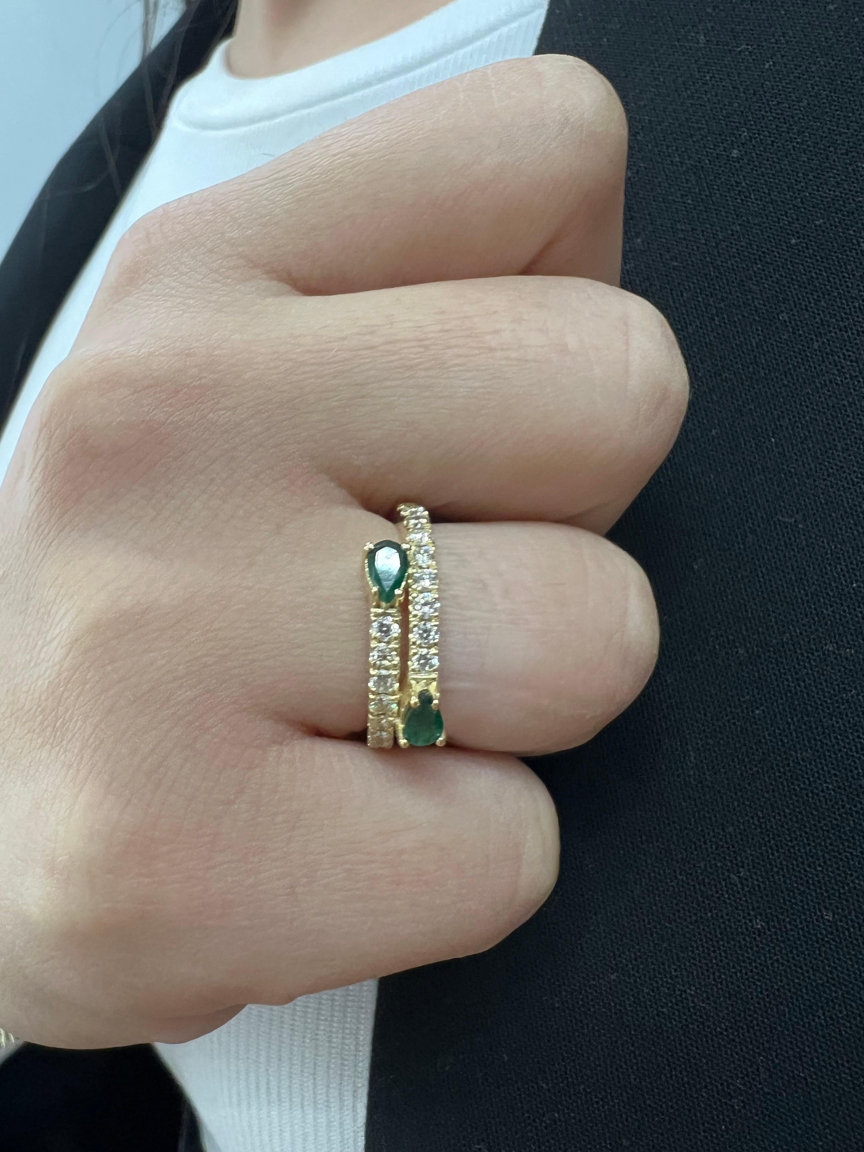 Anello impilabile con smeraldo e diamante da 1,25 in oro giallo 18 carati di Gem Jewelers Co. In condizioni Nuovo in vendita a Miami, FL