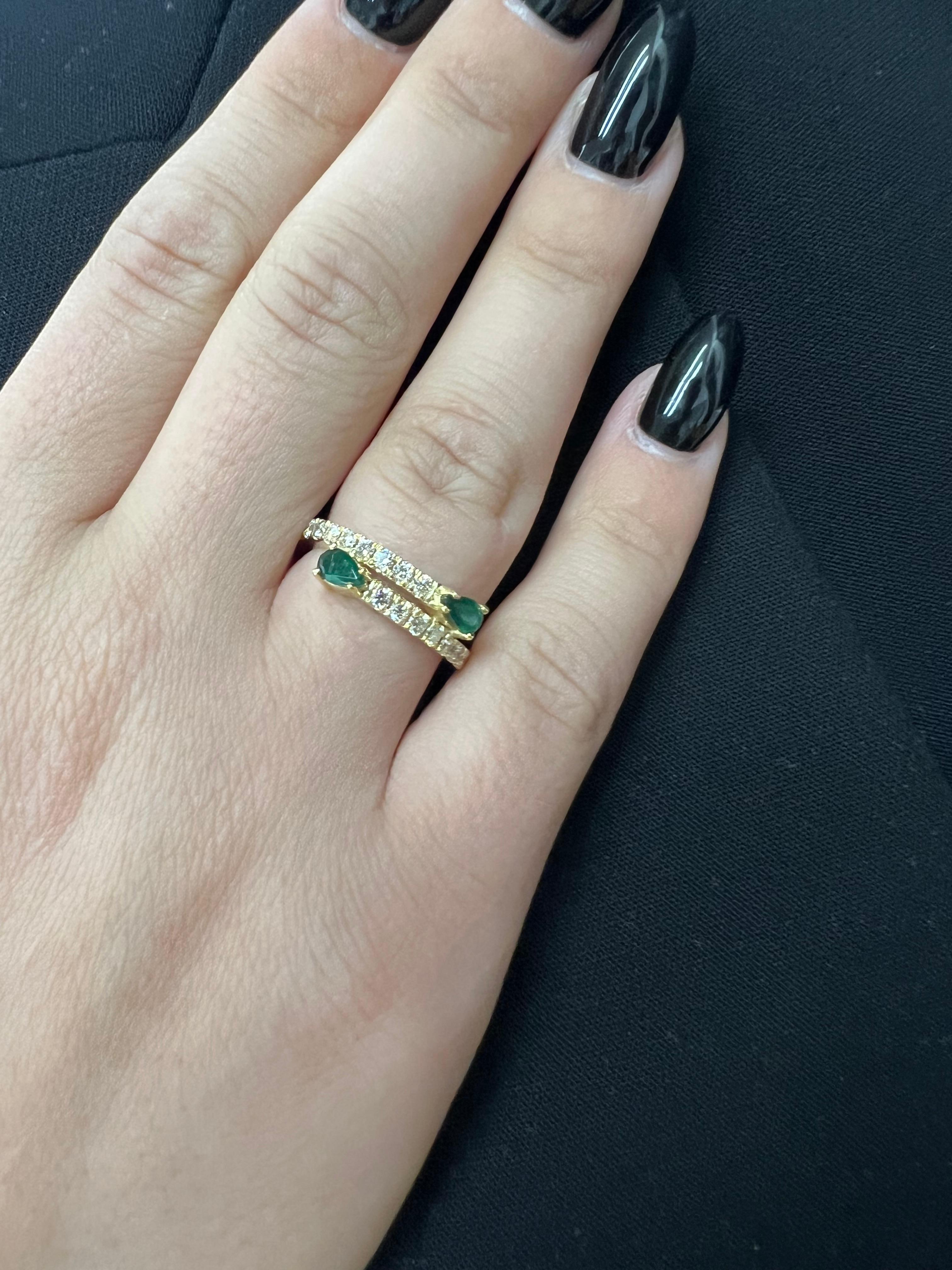 Donna Anello impilabile con smeraldo e diamante da 1,25 in oro giallo 18 carati di Gem Jewelers Co. in vendita