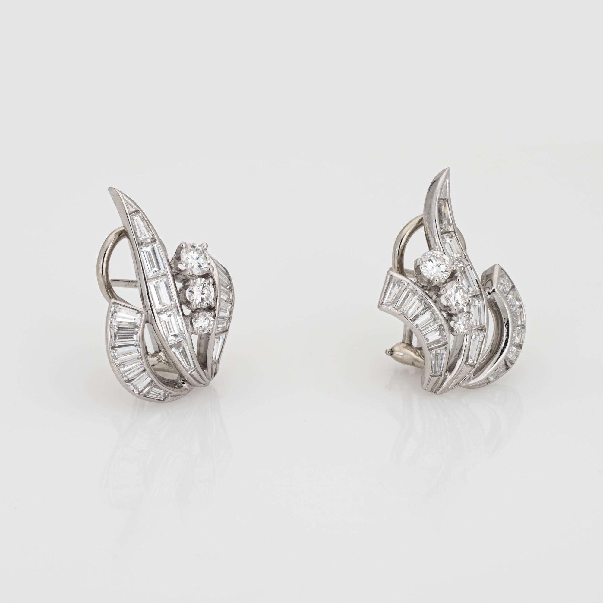 Elegantes pendientes de diamantes de talla mixta elaborados en platino 900 (años 50).

Los diamantes de talla mixta (brillante redondo y talla baguette) suman un total estimado de 1,25 quilates (color estimado H-I y claridad VS2-SI1).    

Los