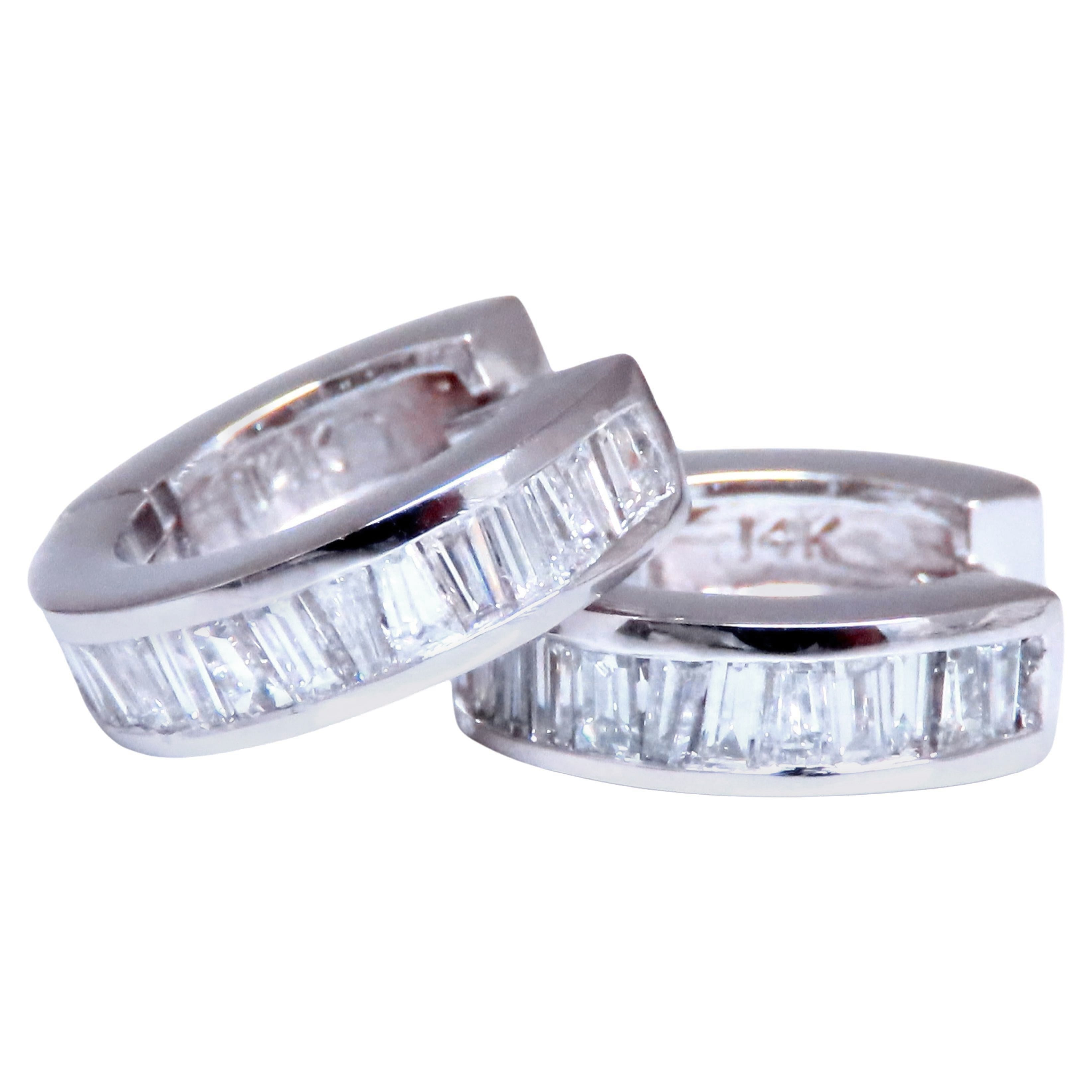 Pendientes de aro con diamantes naturales en talla baguette de 1,25 ct, engaste en canal, 14 kt, 12487* en venta