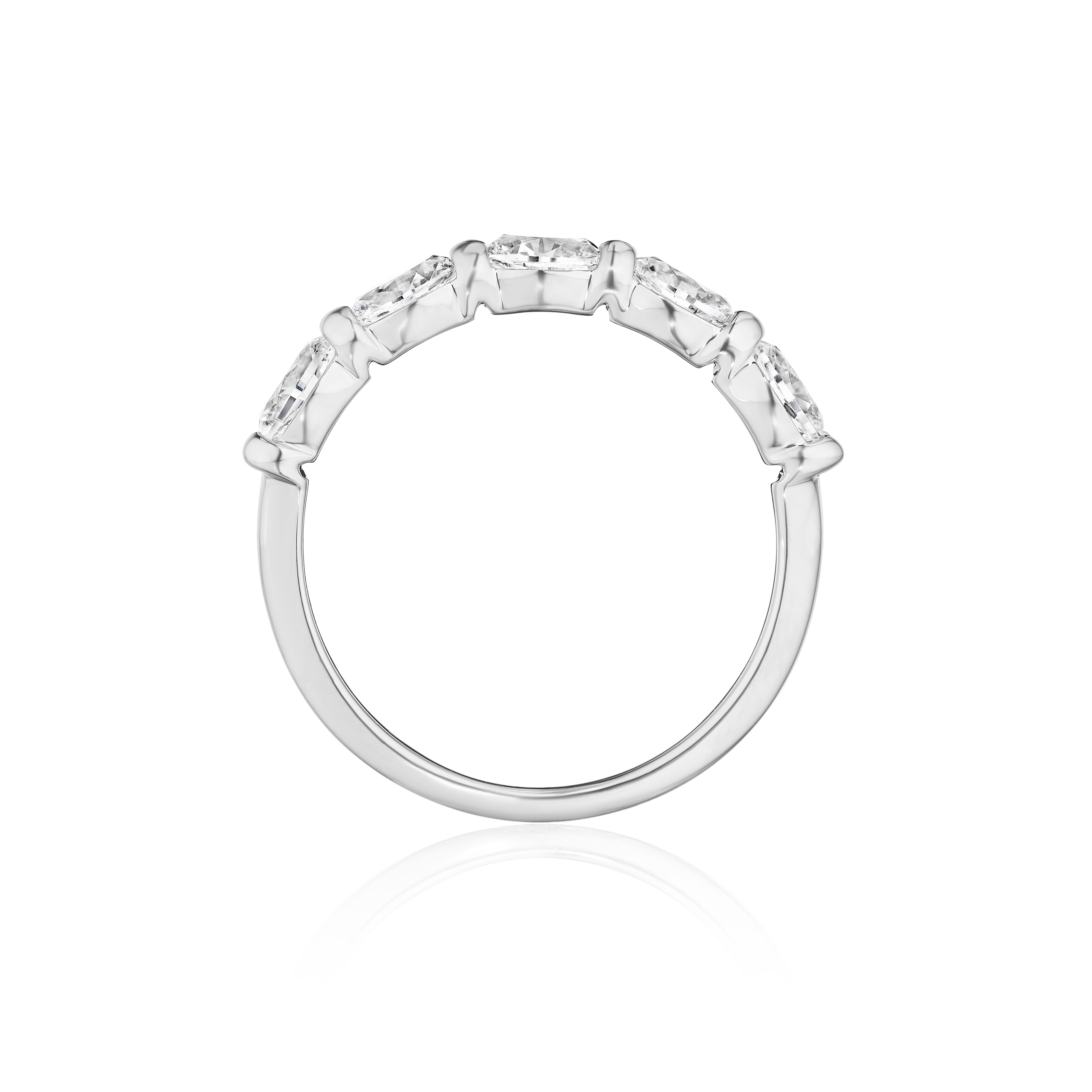 Contemporary 1.25ct Oval Diamond 5 Stone Band in 18KT Gold For Sale