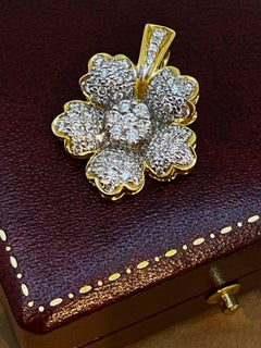 Colgante en forma de flor de oro amarillo macizo con diamantes en racimo engastados con pavé de 1,25 ct (x75)