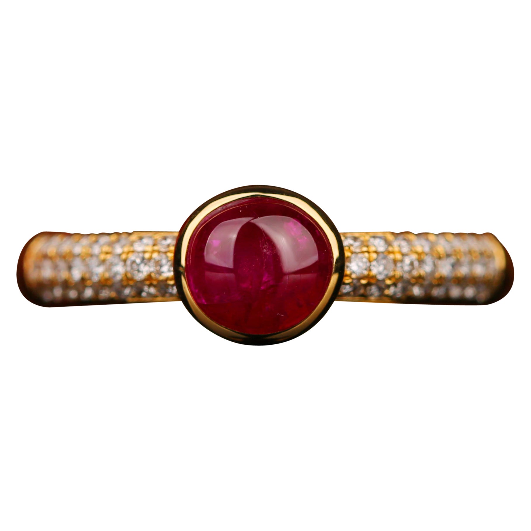 1,25 Karat Taubenblut-Rubin-Cabochon und Diamantring aus 18 Karat Gold