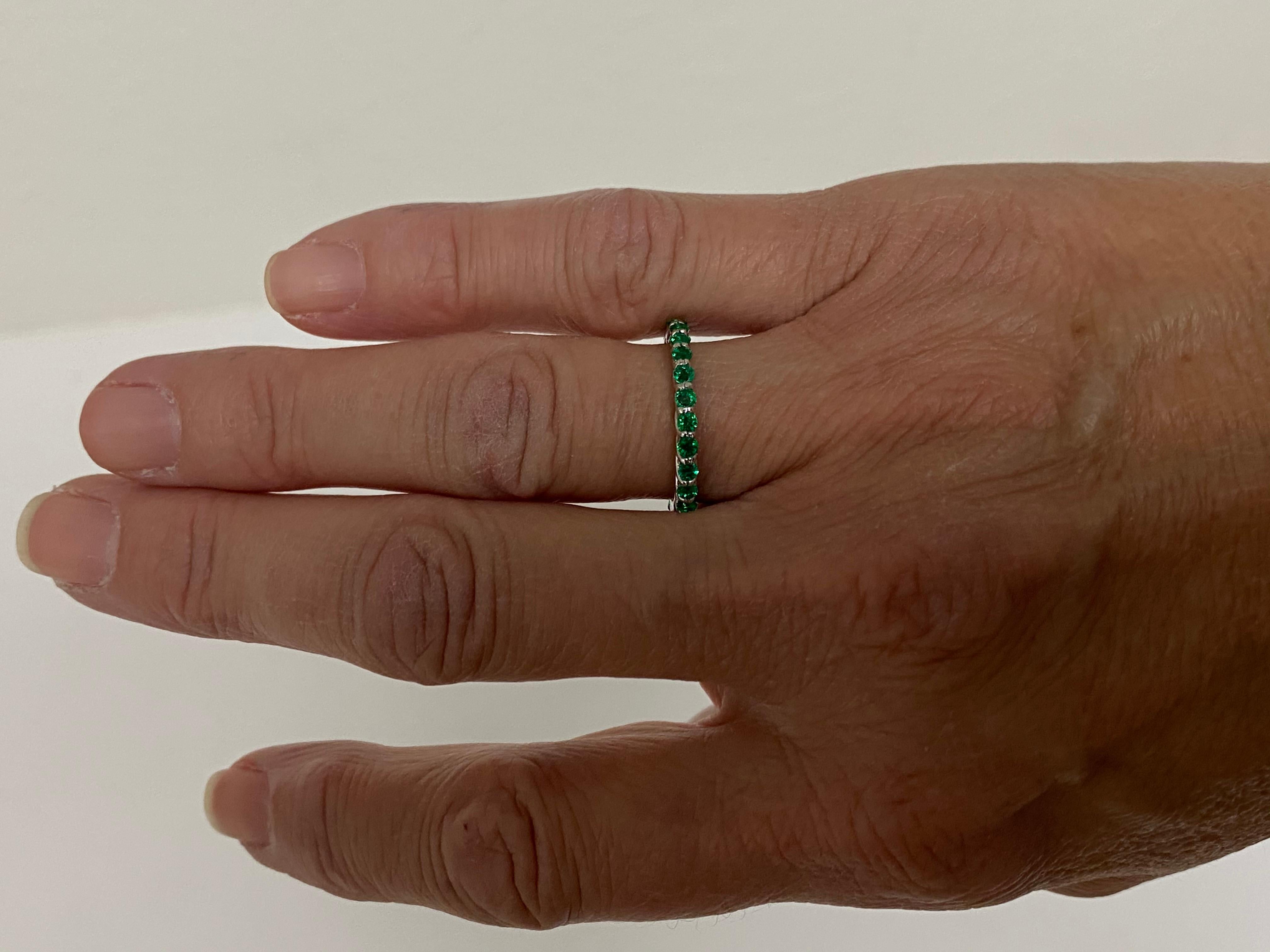 1.25 Carat Round Brilliant Emerald Eternity Band Set in Platinum In Good Condition For Sale In Dallas, TX