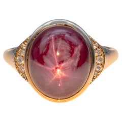 Ring mit einem Sternrubin-Cabochon von 12,5 Karat und Diamantakzenten aus dem Tagebau: Massives 14-karätiges Gold