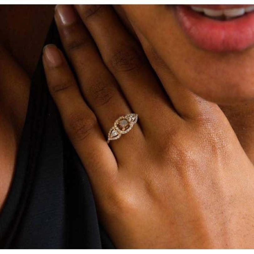 Einzelheiten zum Produkt :

- • Auf Bestellung gefertigt

- • Gold Kt: 14kt

- • Verfügbare Goldfarben: Roségold, Gelbgold, Weißgold

- • 0.20ct Natürlicher runder Diamant an der Seite

- • 0,35ct F SI Natürlicher Birnendiamant

- • 0,70ct