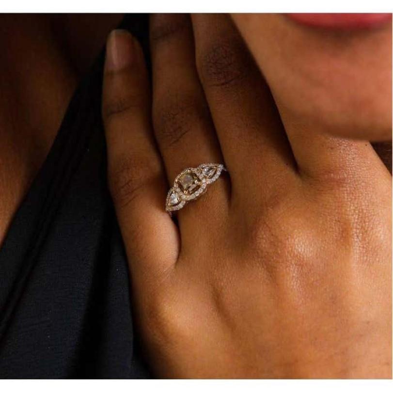1,25 Karat Gelber Diamantring mit Kissenschliff und birnenförmigem Diamanten (Moderne) im Angebot