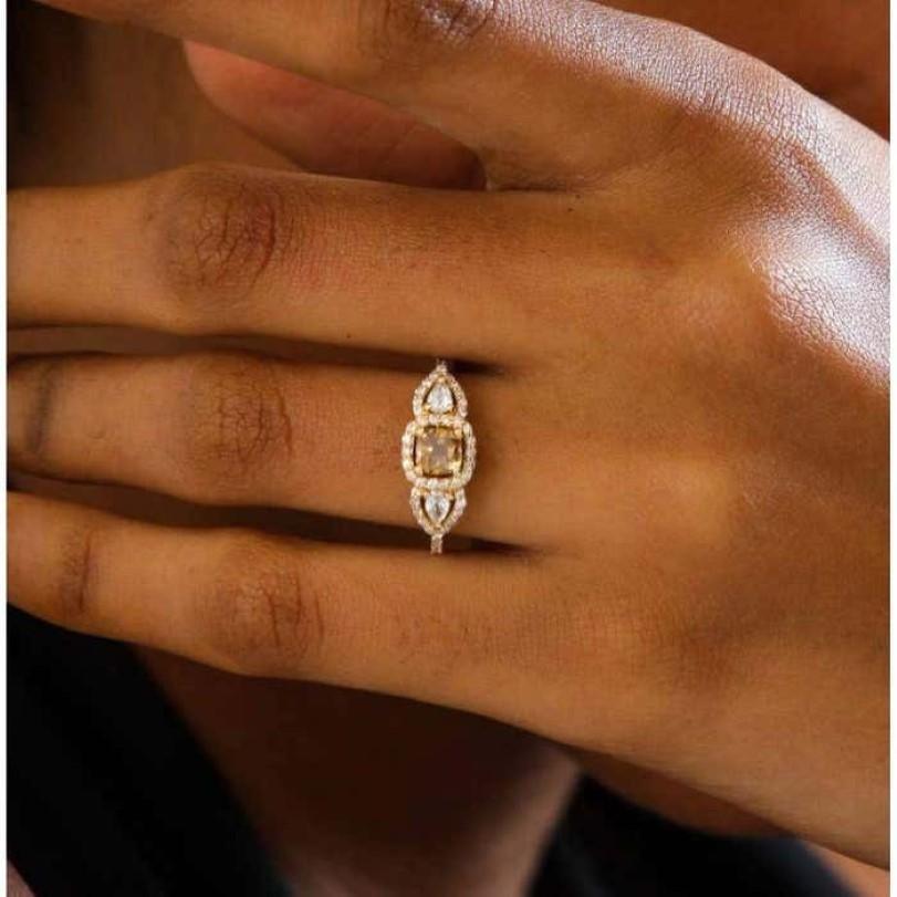 1,25 Karat Gelber Diamantring mit Kissenschliff und birnenförmigem Diamanten (Rundschliff) im Angebot