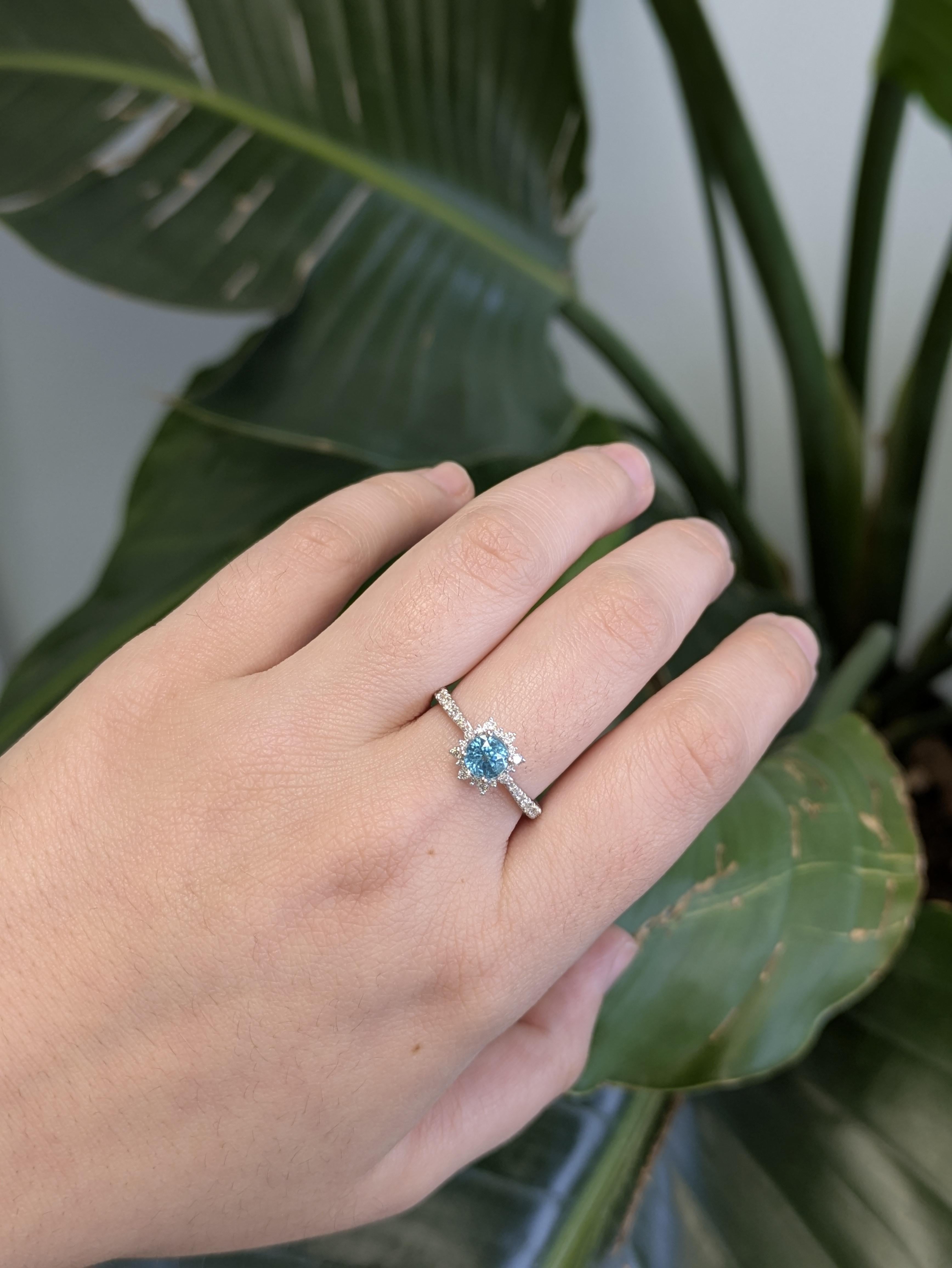 Ein wunderschöner Ring aus 14-karätigem Gold mit einem strahlenden, erhitzten blauen Zirkon aus Kambodscha (~1,25 Karat, rund, 5 mm) in der Mitte. Der leuchtend blaue Zirkon wird von 34 funkelnden Diamanten von insgesamt etwa 0,29 Karat umrahmt, die