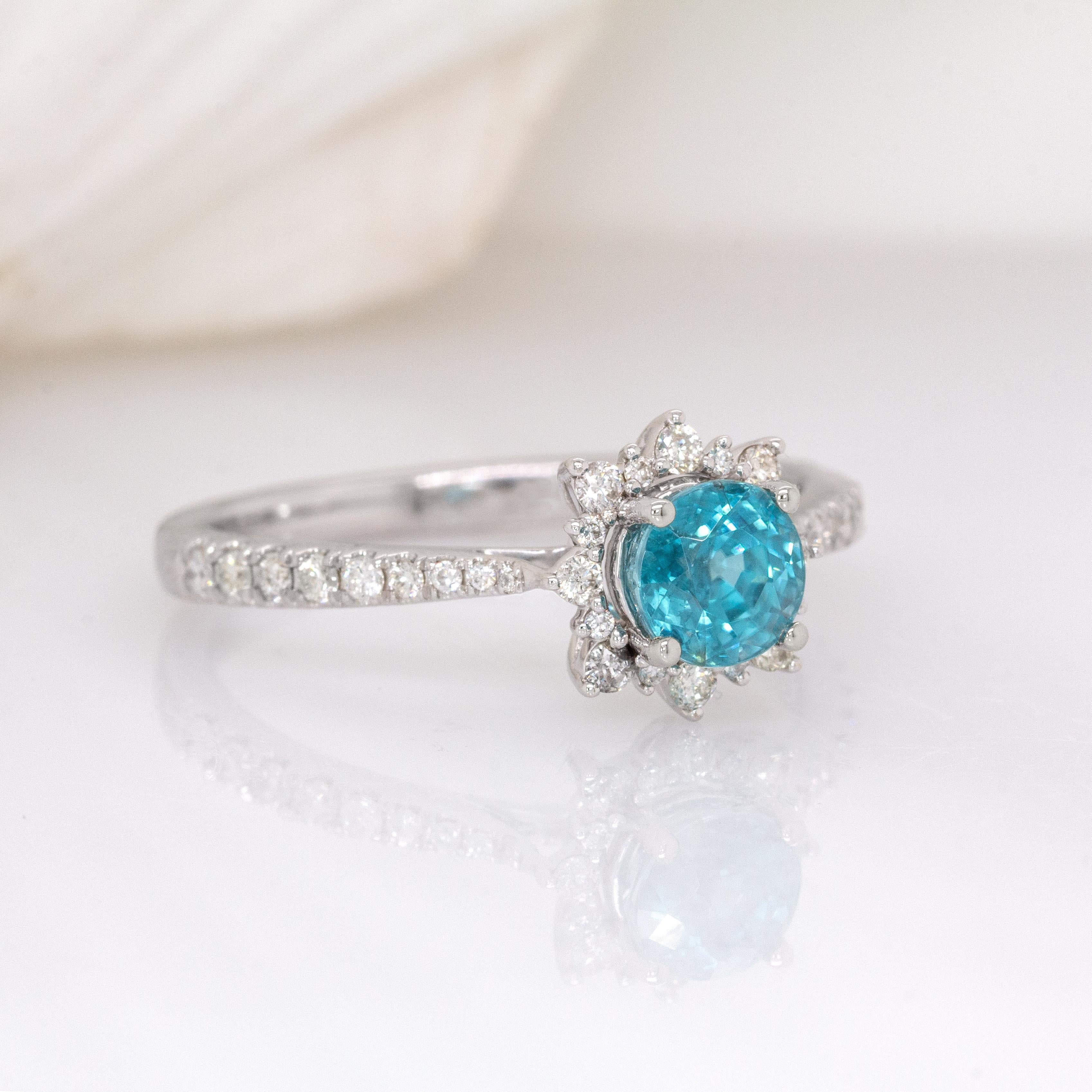 1,25cts Blauer Zirkon Ring W Natürliche Diamant Akzente : 14k Massiv Weißgold  5mm (Rundschliff) im Angebot