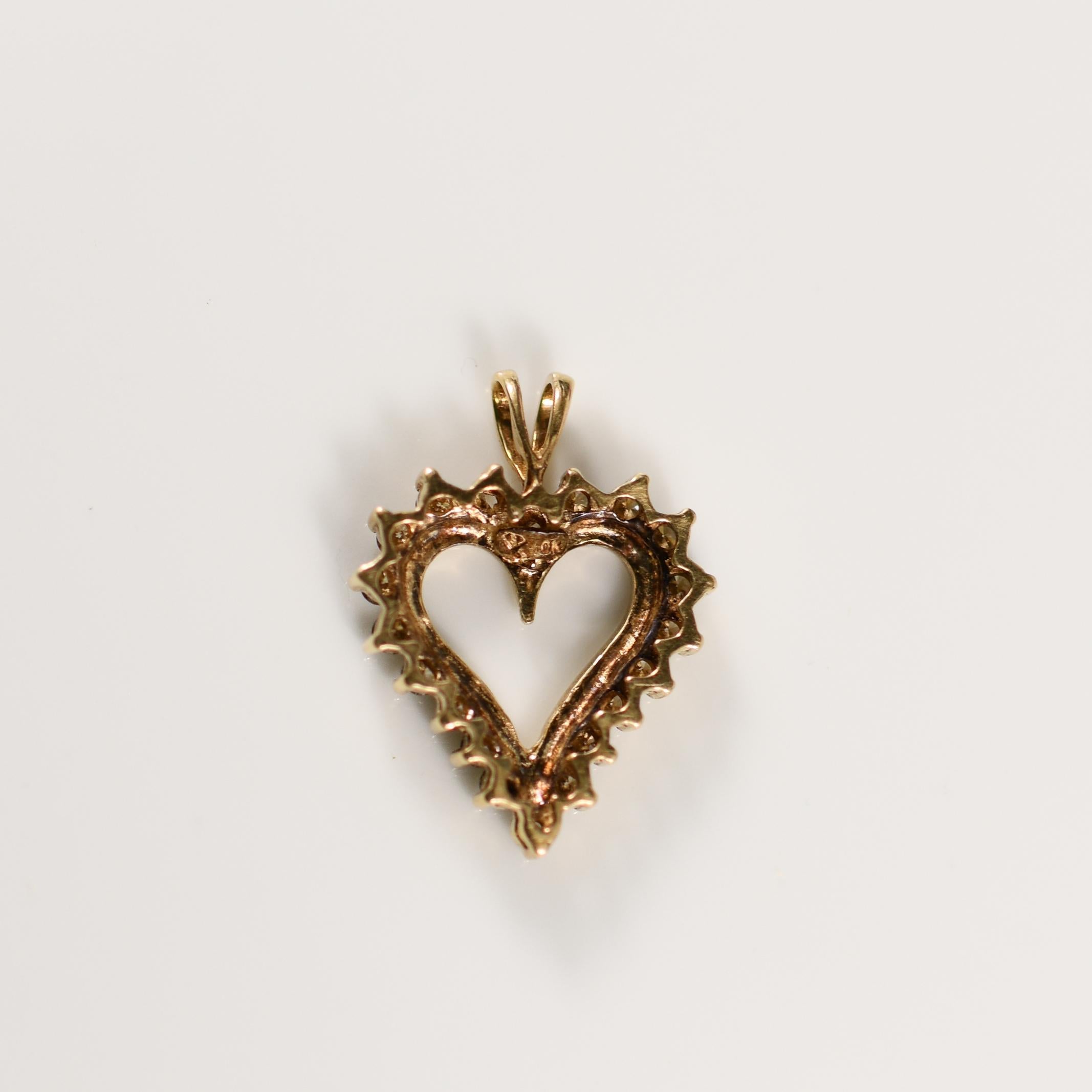 Dieser exquisite herzförmige Diamantanhänger mit einem Gesamtgewicht von 1,25 Karat lässt Sie mit Eleganz und Romantik strahlen. Er ist aus glänzendem 14-karätigem Weißgold gefertigt und zeigt eine bezaubernde, mit funkelnden Diamanten besetzte