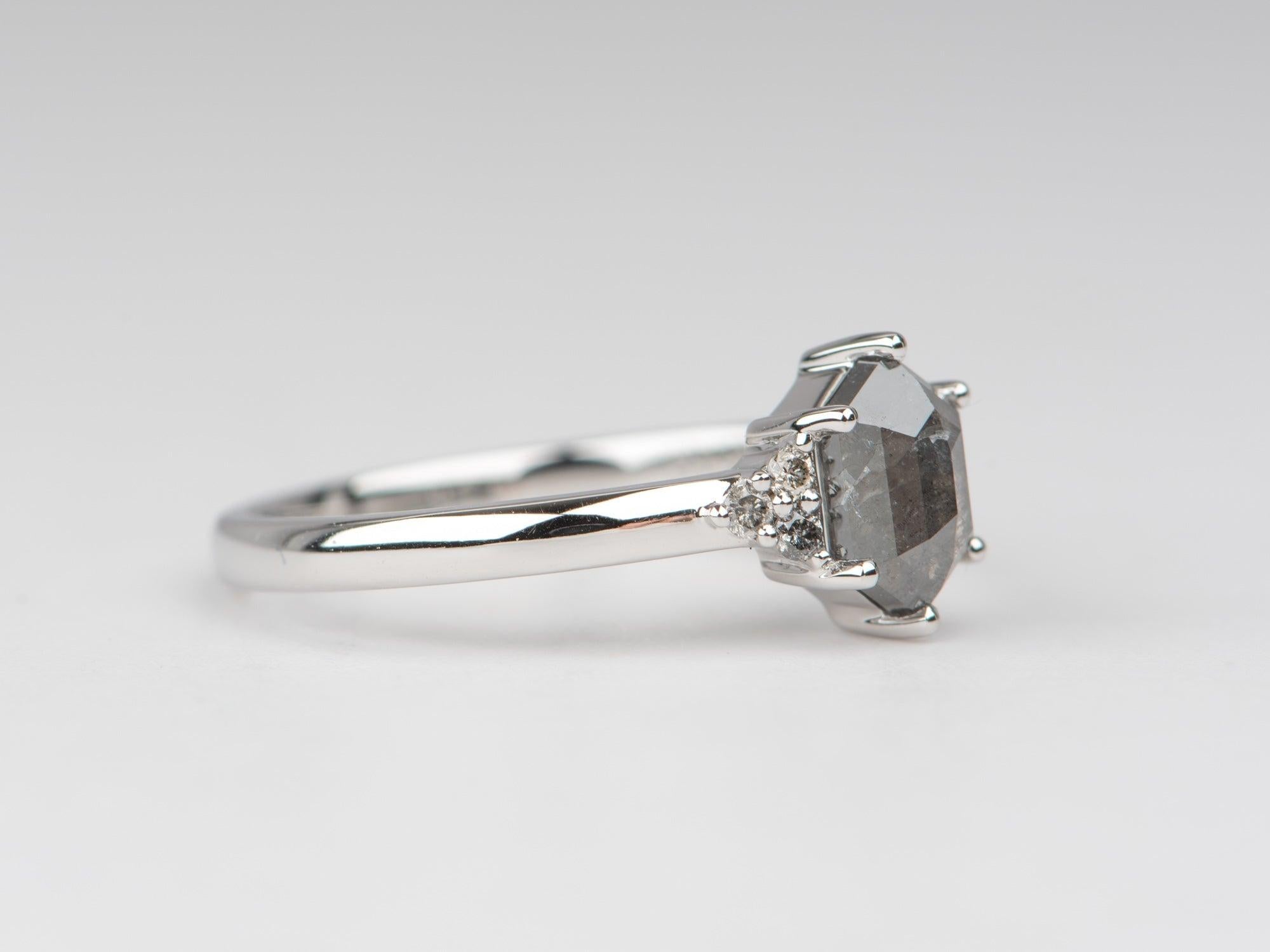 Grezzo Anello di fidanzamento con diamante celeste da 1,25ctw e Trio di lati in oro bianco 14K R6685 in vendita