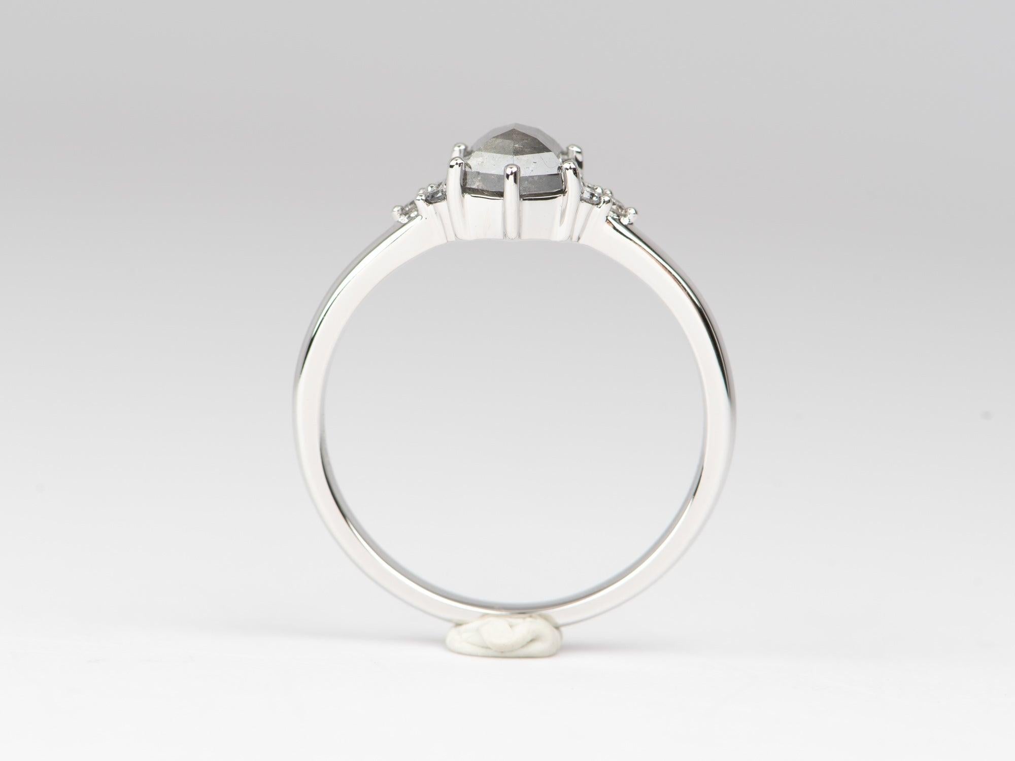 Anello di fidanzamento con diamante celeste da 1,25ctw e Trio di lati in oro bianco 14K R6685 In condizioni Nuovo in vendita a Osprey, FL