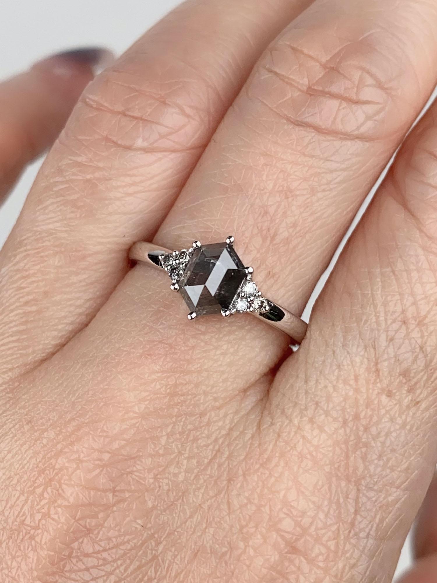 da uomo o donna Anello di fidanzamento con diamante celeste da 1,25ctw e Trio di lati in oro bianco 14K R6685 in vendita
