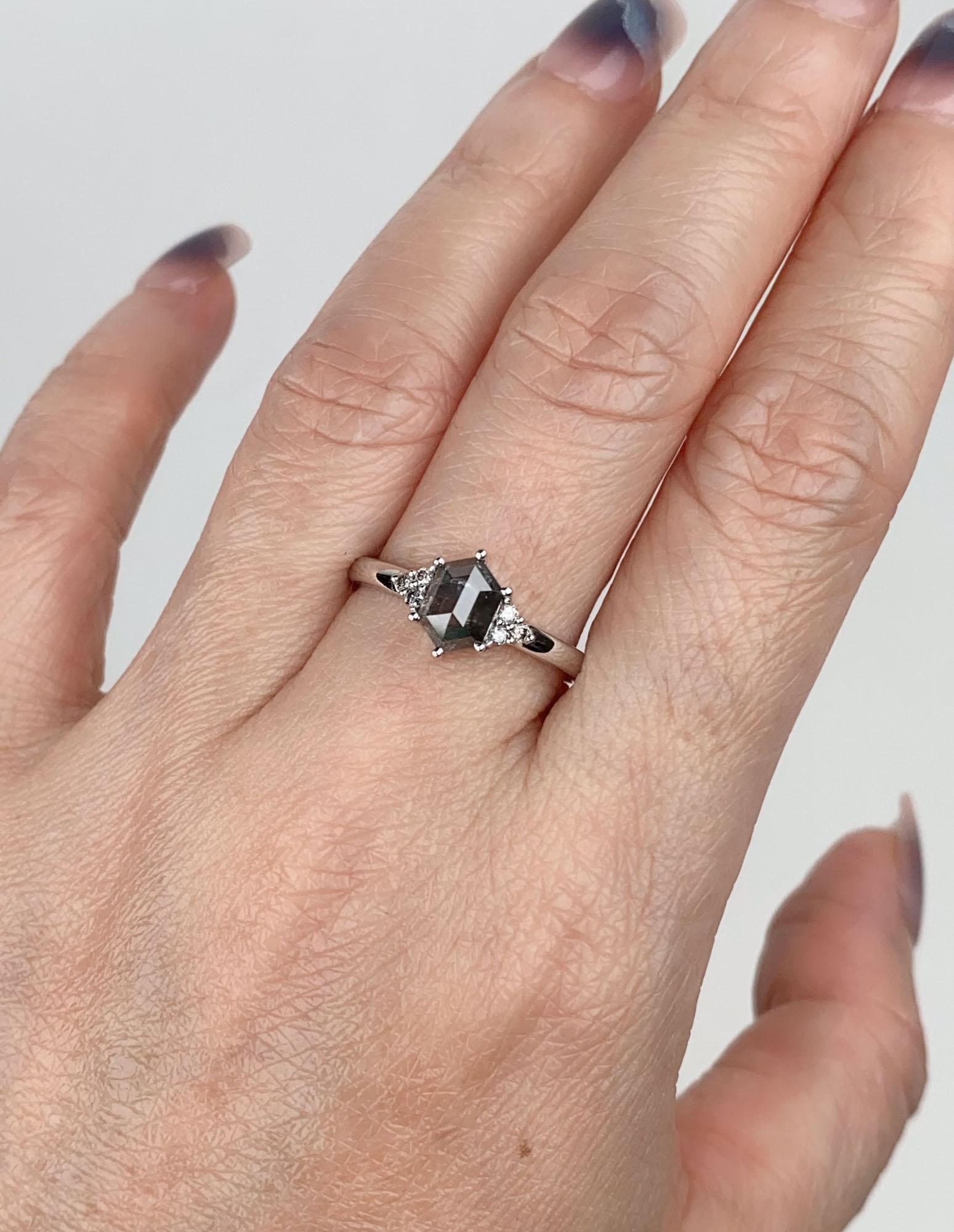 Anello di fidanzamento con diamante celeste da 1,25ctw e Trio di lati in oro bianco 14K R6685 in vendita 1