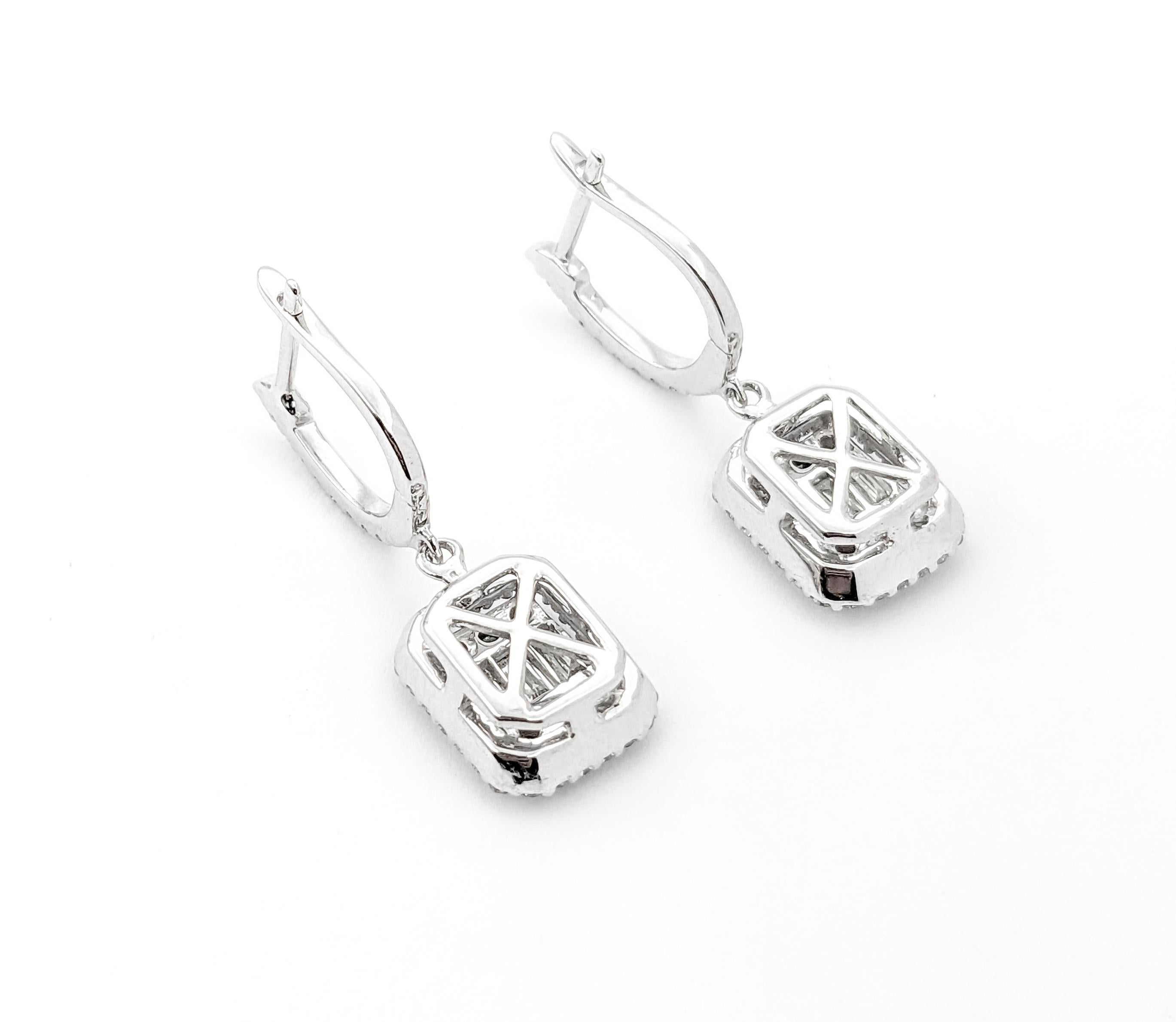 Boucles d'oreilles cocktail pendantes en or blanc et diamant de 1,25ctw

Whiting présente ces exquises boucles d'oreilles mode en diamant, méticuleusement fabriquées en or blanc 14kt. Elles sont ornées de 1,25ctw de diamants et sont élégamment