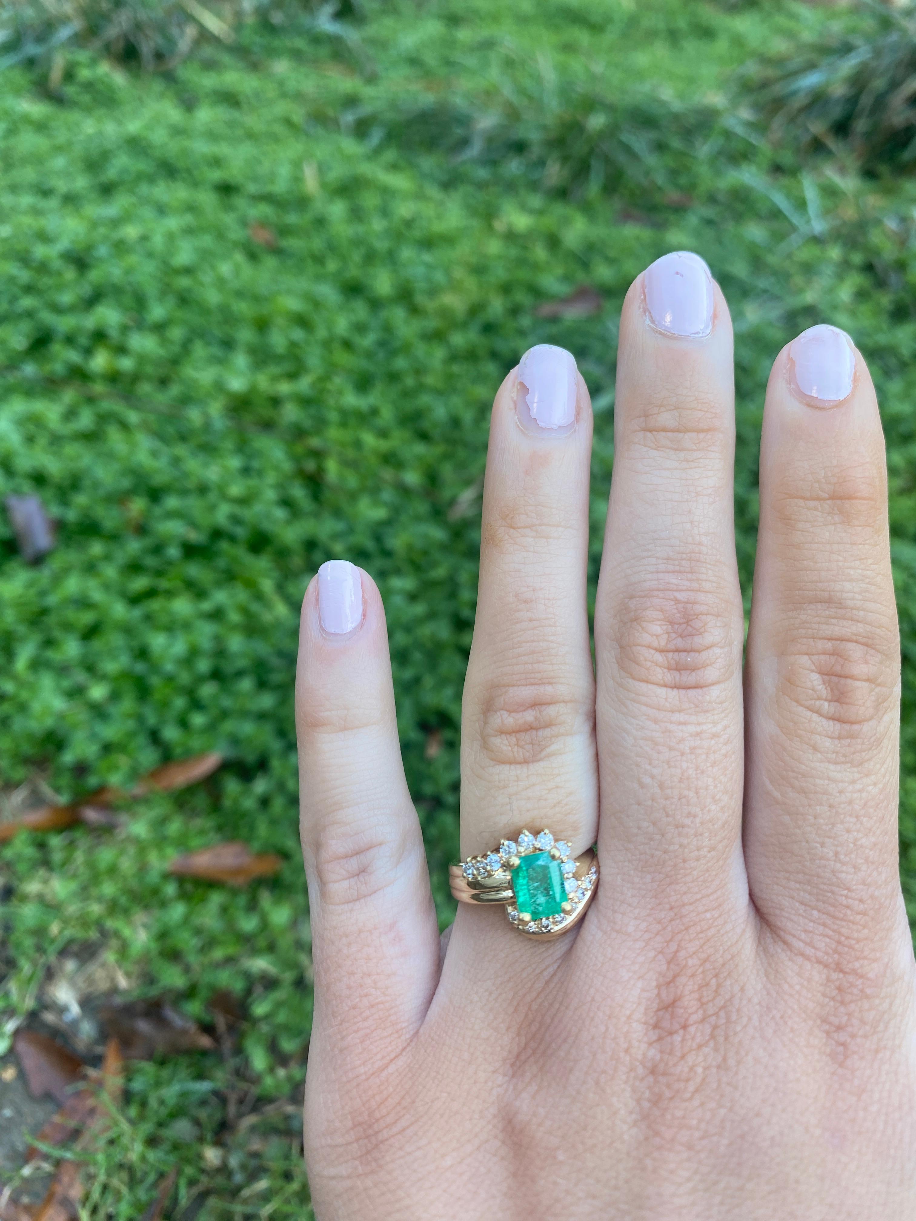 1,25ctw Smaragd- und Diamant-Cluster-Ring, 18k Gelbgold, Ring Größe 6 im Angebot 2