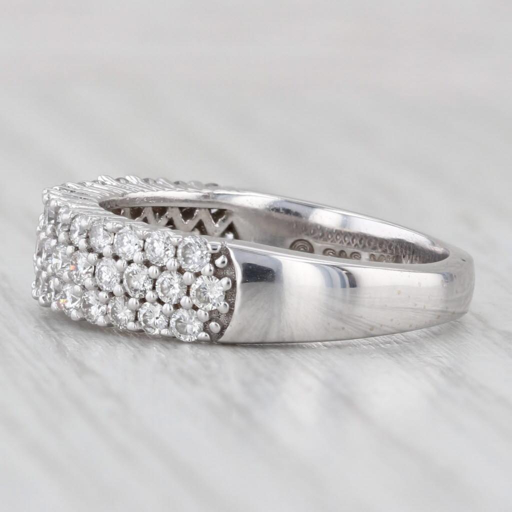 da uomo o donna Anello con diamanti 1.25ctw Pave in oro bianco 14k Misura 8.5 Fascia per anniversario di matrimonio in vendita