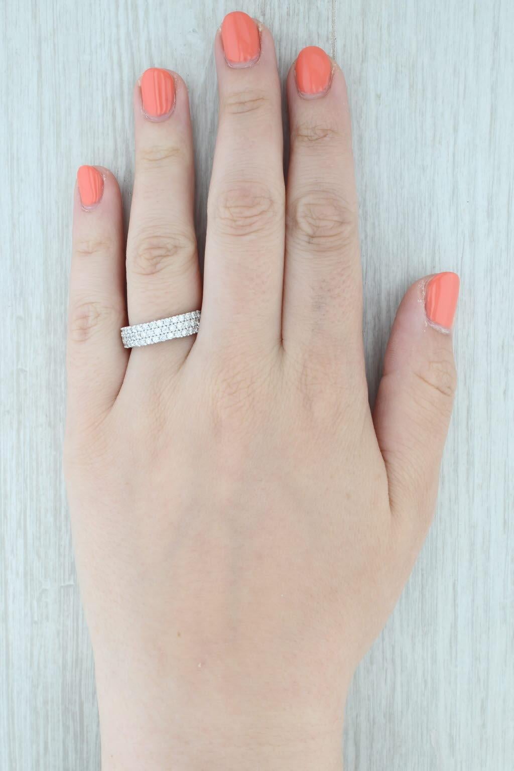 Anello con diamanti 1.25ctw Pave in oro bianco 14k Misura 8.5 Fascia per anniversario di matrimonio in vendita 4