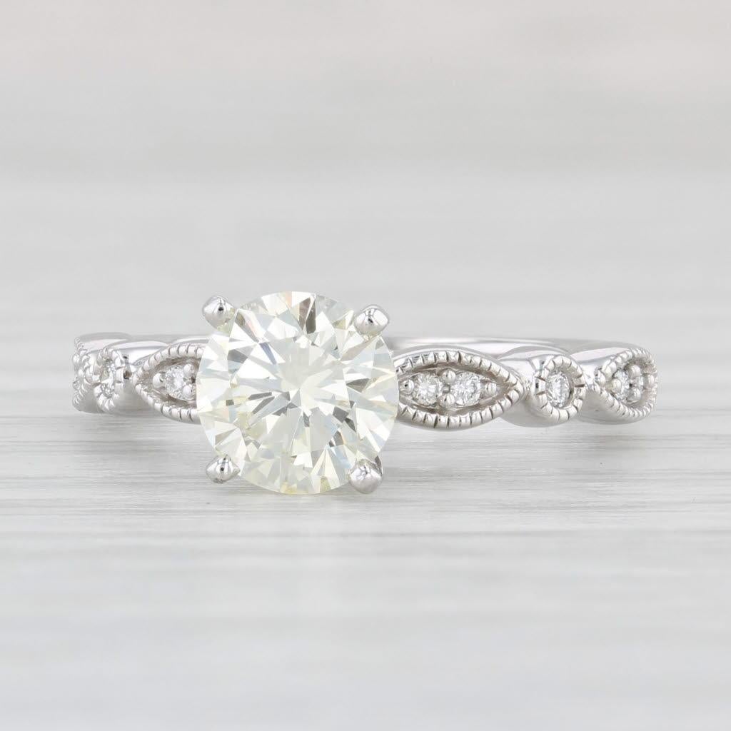 Informationen zu Edelsteinen:
- Naturdiamant (Mitte) -
Karat - 1,21ct 
Schliff - Rundbrillant
Farbe - L
Klarheit - VS1

- Natürliche Diamanten -
Karat gesamt - 0,04ctw
Schliff - Rundbrillant
Farbe - G - H
Klarheit - VS2

Metall: 14k