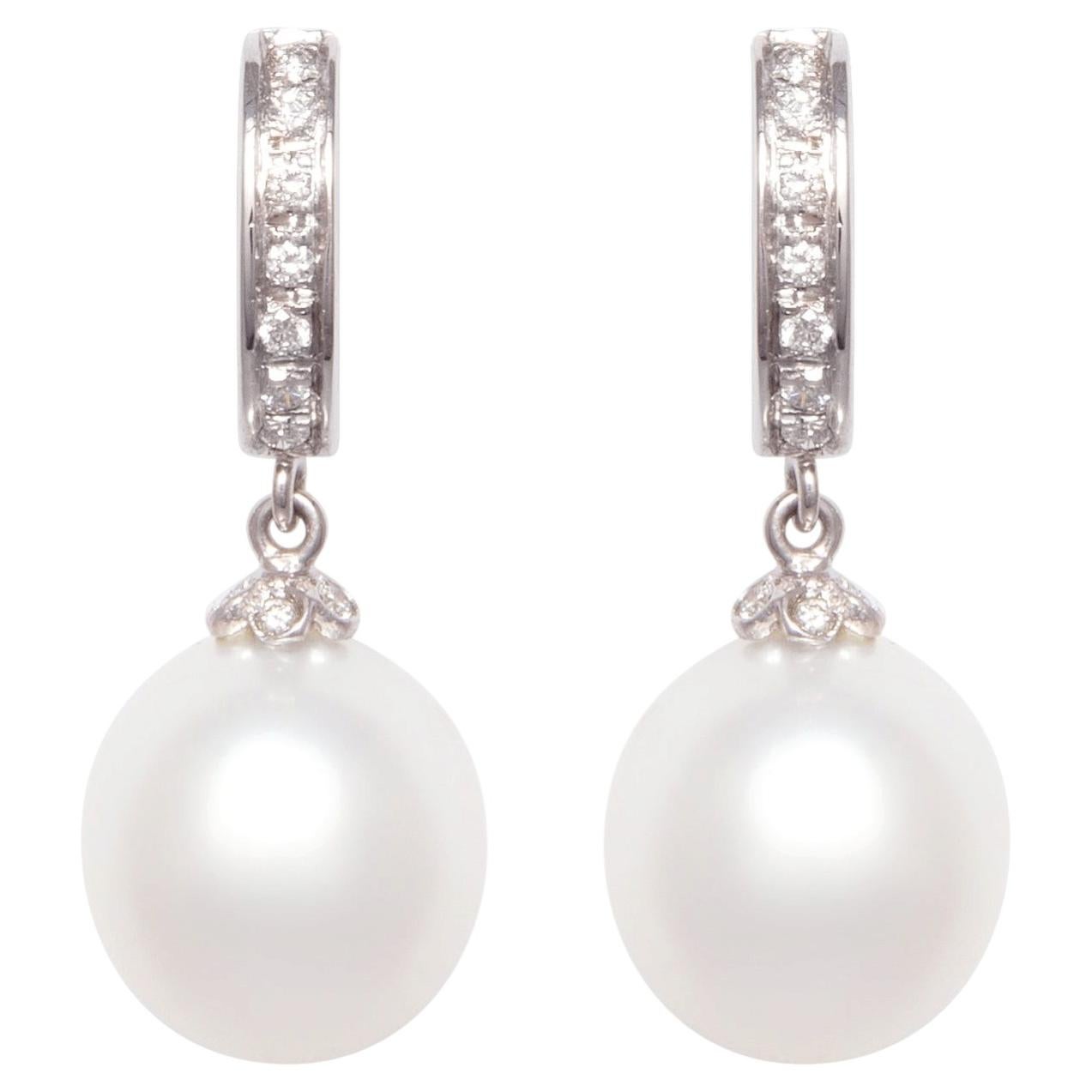 Pendientes de aro con diamantes y perlas del mar del Sur de 12.5 mm, diseño de Ella Gafter en venta