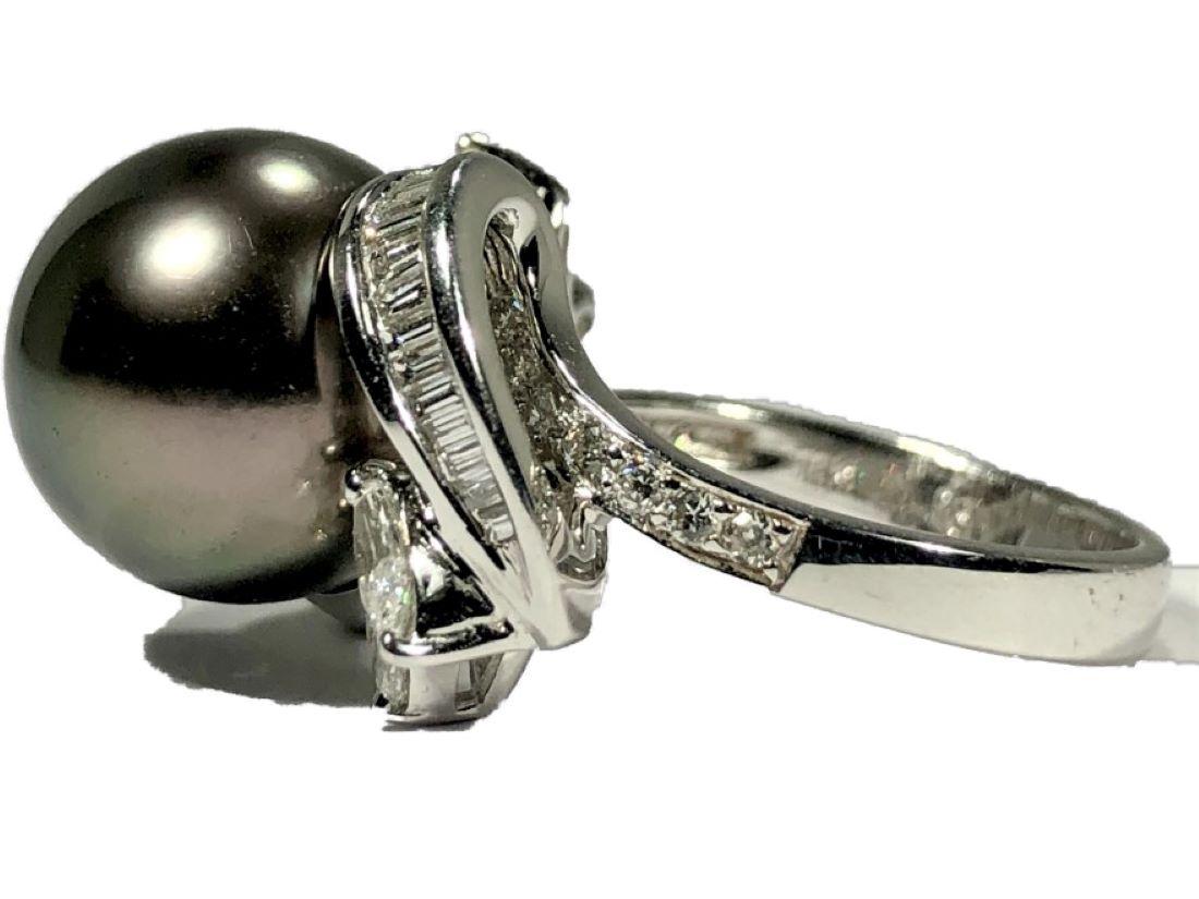 Tahitian Grey Pearl and Diamond Ring in White Gold In Good Condition In Palm Beach, FL