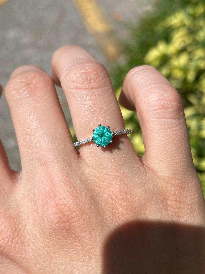 Modern 1.25tcw 14K Bluish Green Emerald & Diamond Ring - 8-Prong Solitaire 585 Gold For Sale