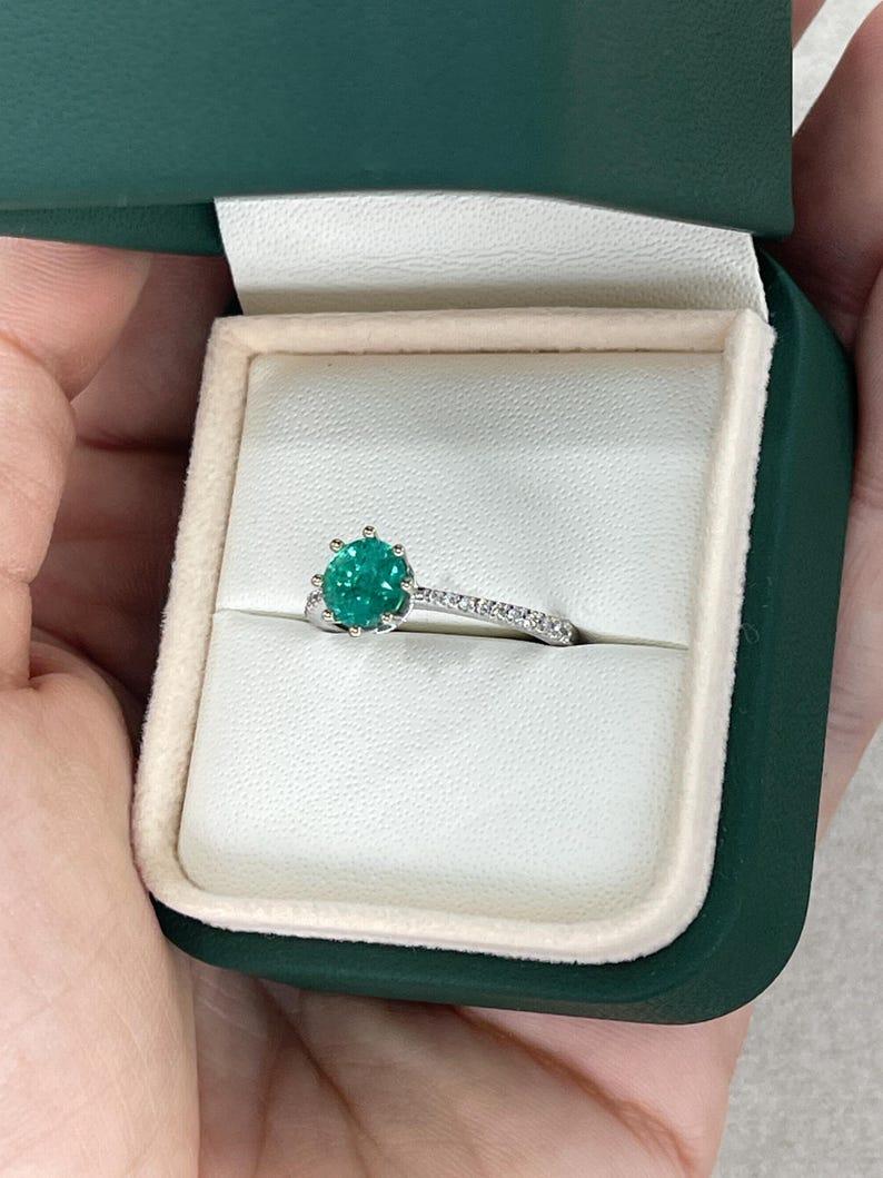 1.25tcw 14K Bluish Green Emerald & Diamond Ring - 8-Prong Solitaire 585 Gold For Sale 2