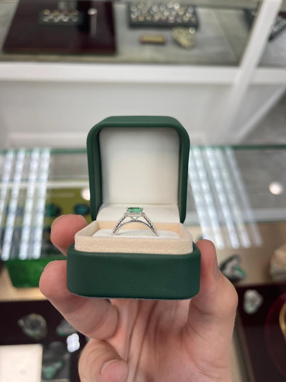 Anillo de compromiso con halo de diamantes y talla esmeralda natural de 14 quilates y 1,25 quilates en Nuevo estado para la venta en Jupiter, FL