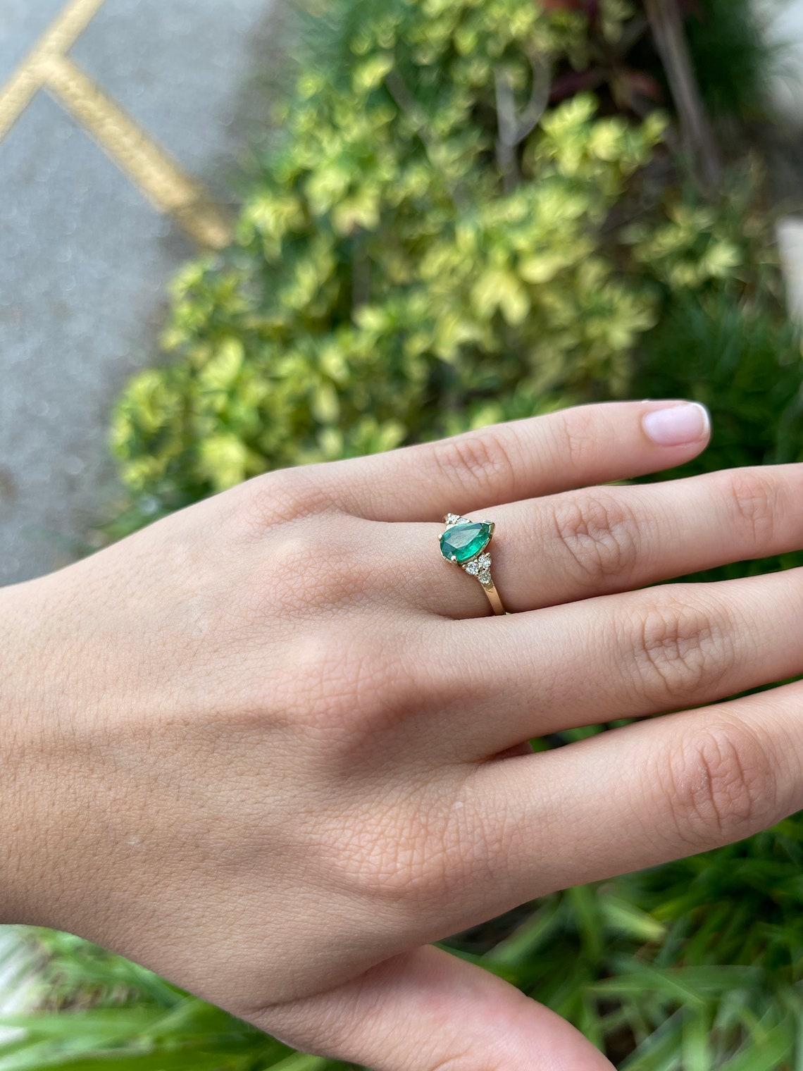 Pear Cut 1.25tcw Pear Emerald & Diamond Accent 7 Stone Promise engagement 14K Gold Ring For Sale