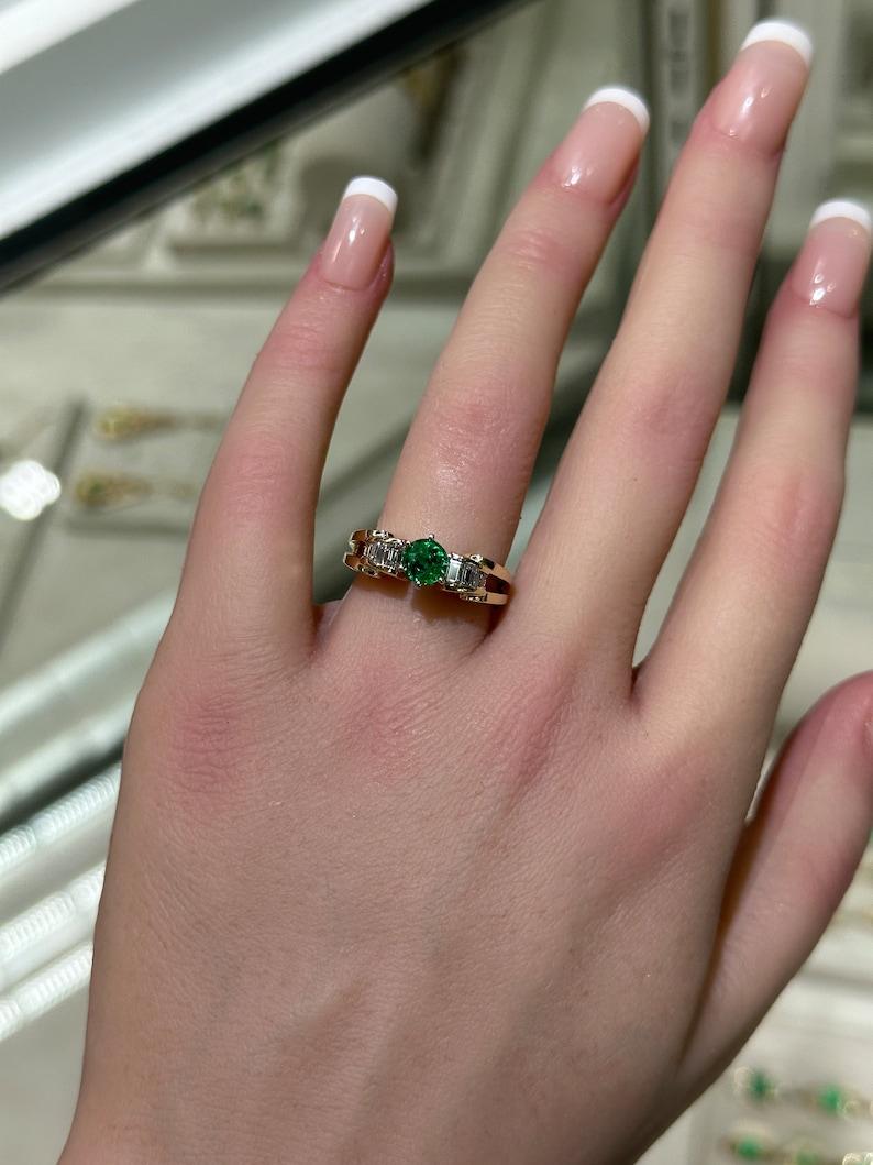 1,25tcw 14K runder Smaragd- und Diamantring - reichhaltig grüner 6-Zinken geteilter Schaft Design (Moderne) im Angebot